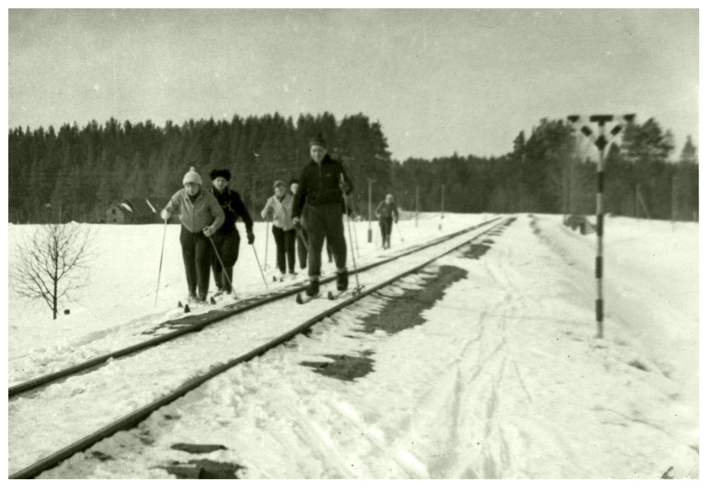 41 km. Suusatajad Mustjõe lähedal, 1960-ndad. Skiers near the Mustjõgi River, 1960s. Perekond Alvela fotokogu.