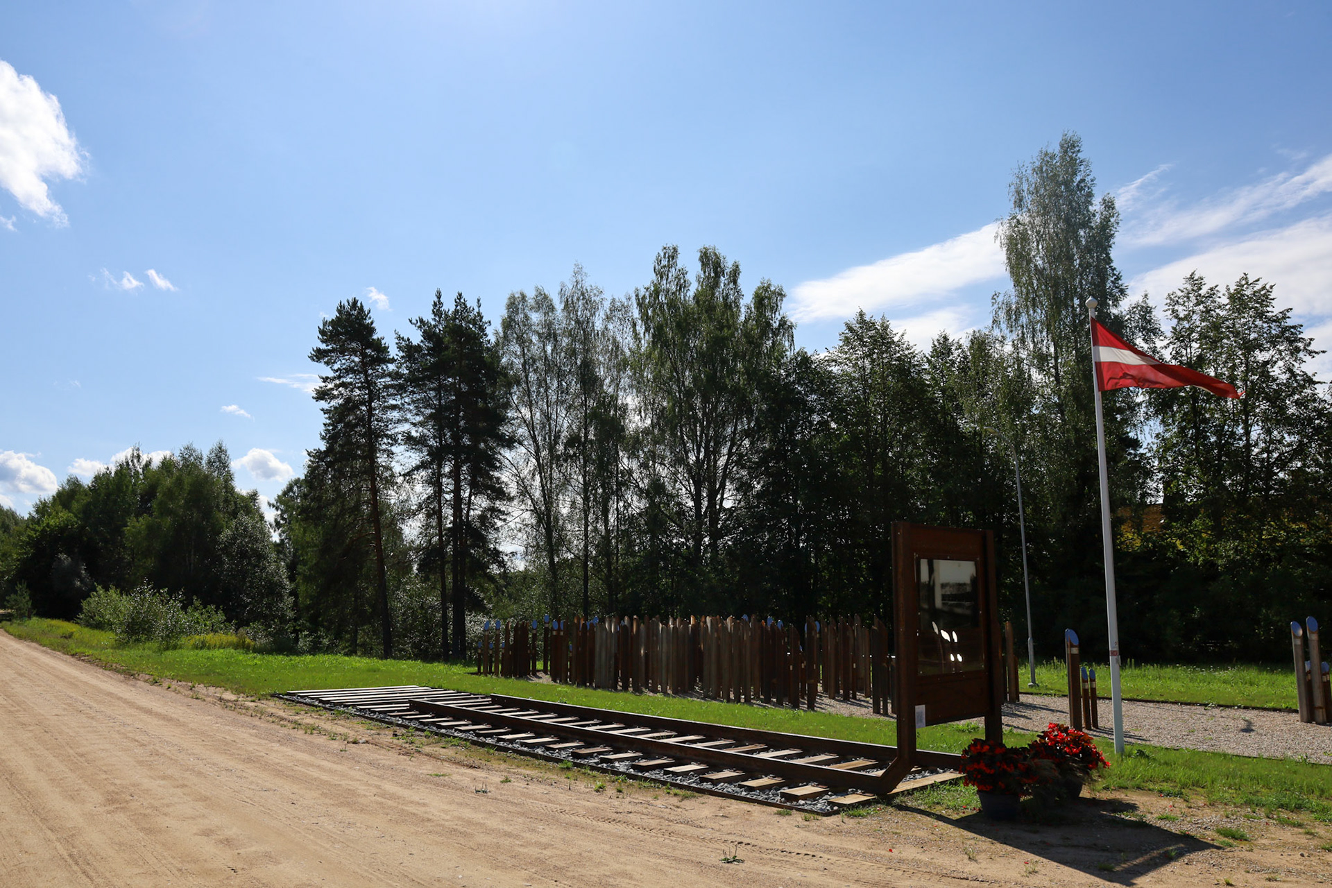 Piemiņas vieta komunistiskā genocīda upuriem pie Amatas bij. stacijas