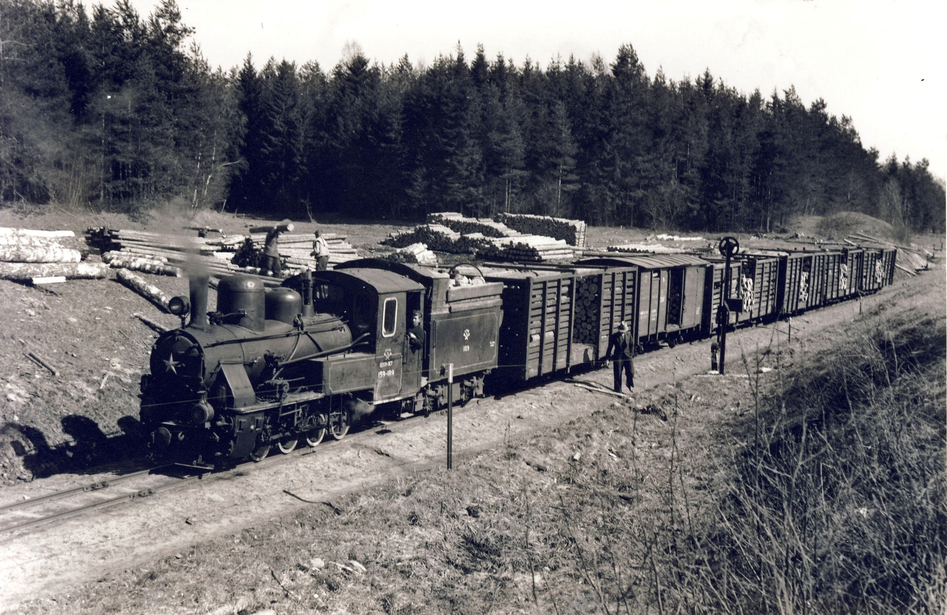 32 km. Puidu laadimine Taheva jaama lähedal, 1950-ndad. Loading timber near Taheva station, 1950s. Mehis Helme fotokogu.