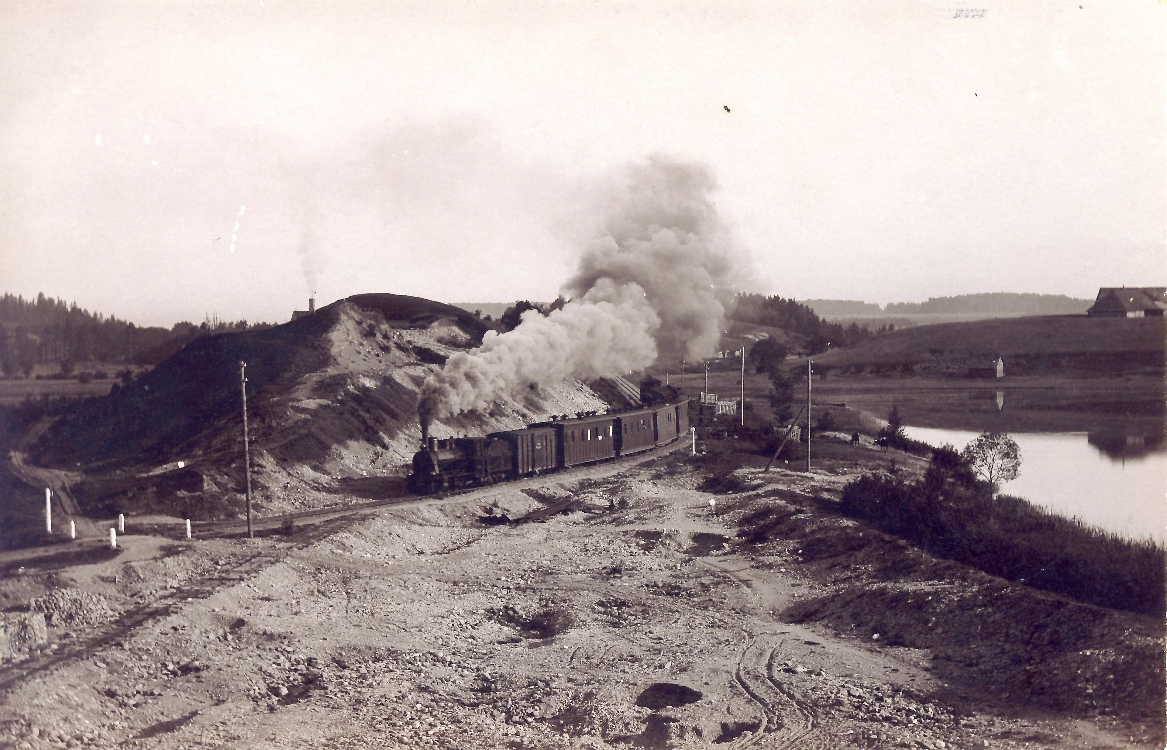 5 km. Rong Sinialliku järve ääres, 1900-ndad. Train by Lake Sinialliku, 1900s. Mehis Helme fotokogu.