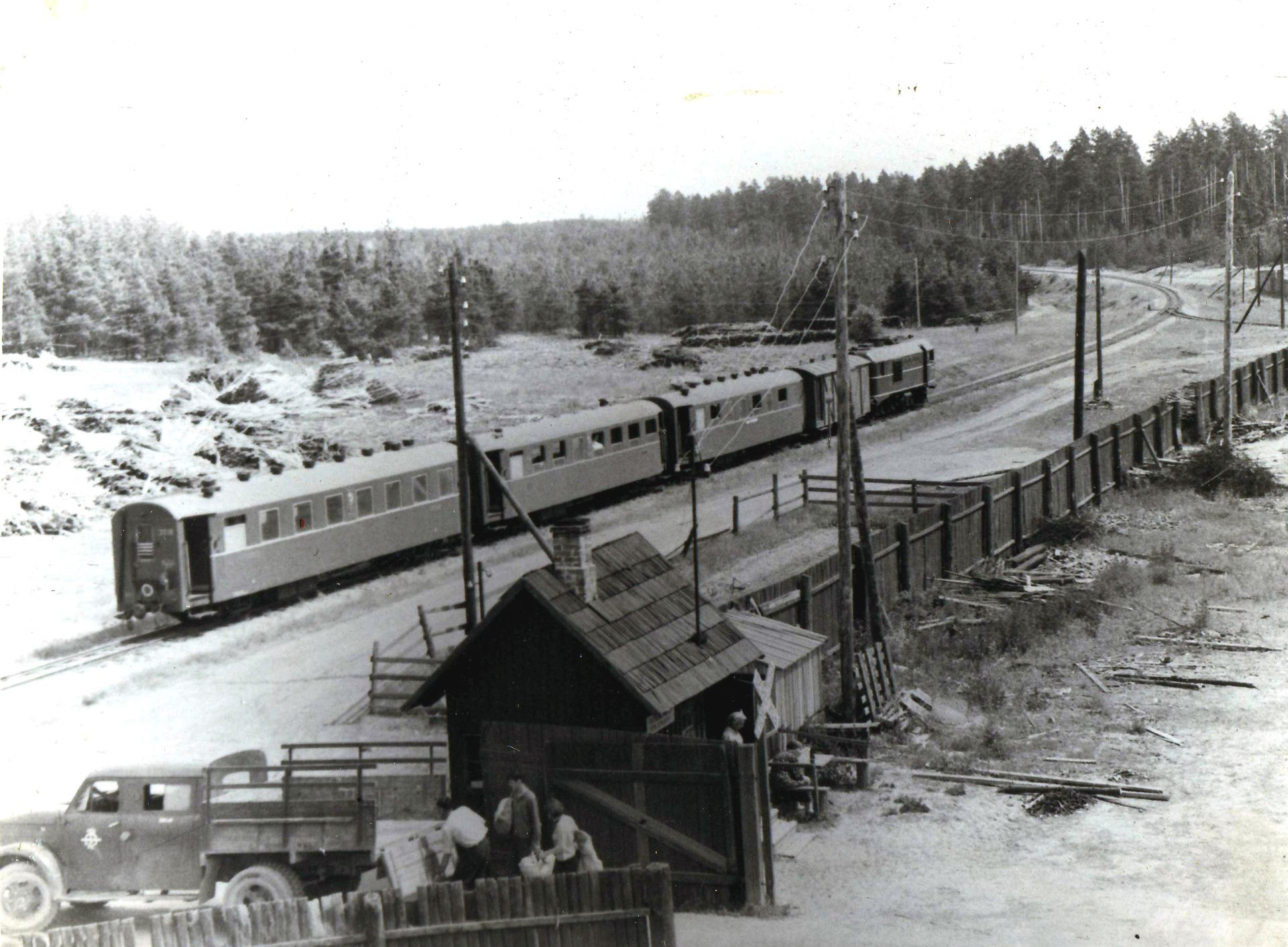 39 km. Rong Saru lauavabriku juures, 1960s. Train near Saru factory of wooden boards, 1960s. Natalja Patlepa fotokogu.