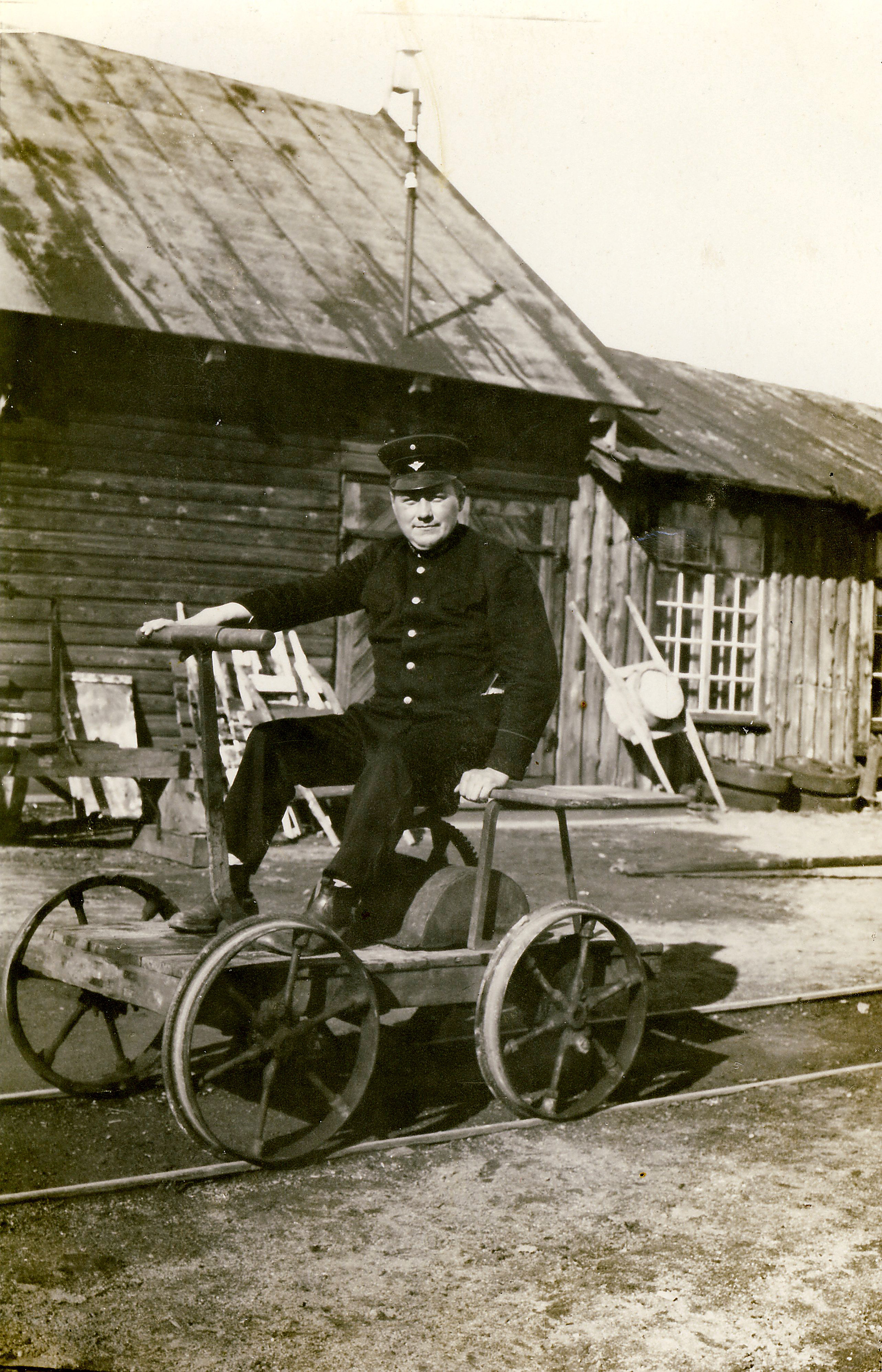 45 km. Raudteeametnik Mõisakülas, 1931. Railway official in Mõisaküla, 1931. Mehis Helme fotokogu.