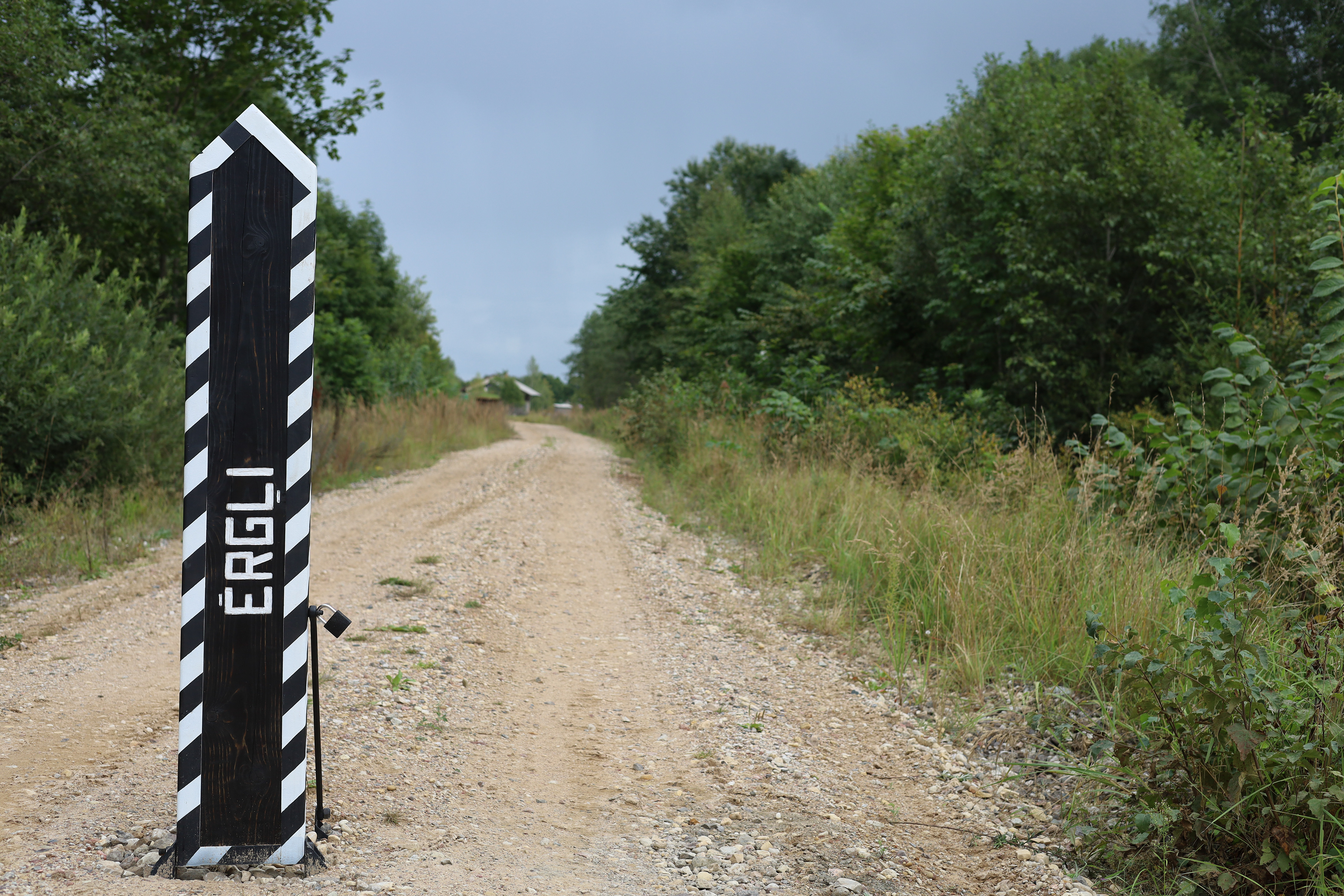 Motorized traffic restriction signpost 