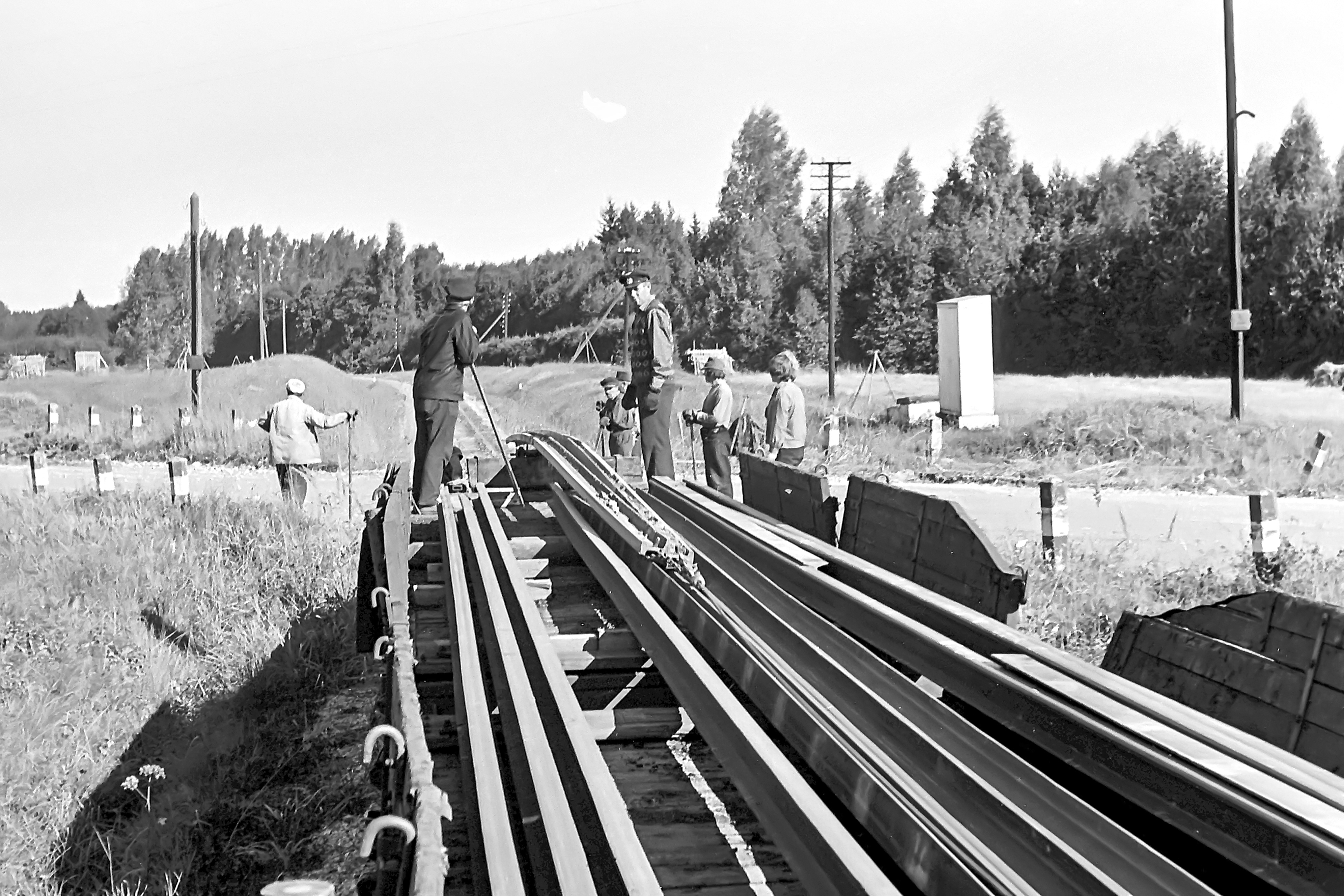 6 km. Raudtee ülesvõtmine praeguse Kivi turismitalu lähedal, 1973. Dismantling railway near current location of Kivi tourism farm, 1973. Lembit Vellearu foto.