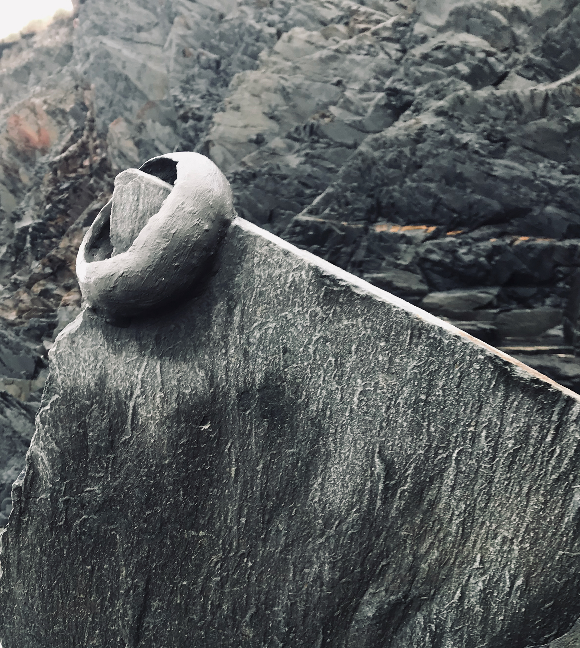 Exploring found materials : clay + rock intervention