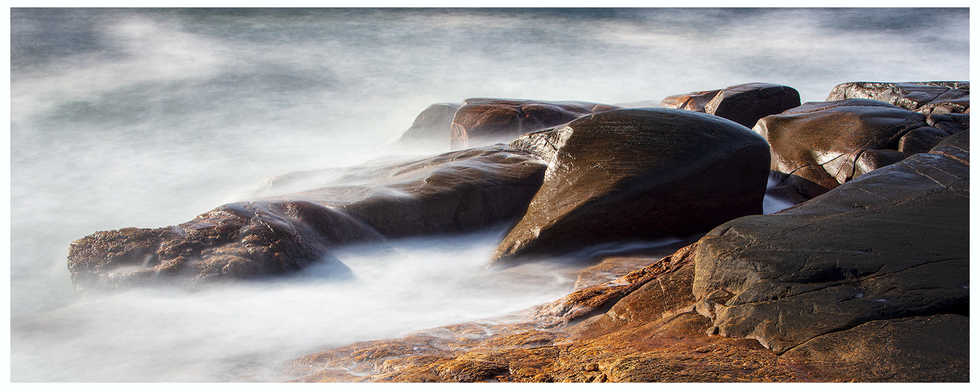 Motiv: S528_ Bølger sliper og skaper kunst, Hvaler_ str. 30x70 cm på 240g kunstpapir. Pris  kr. 1400,-