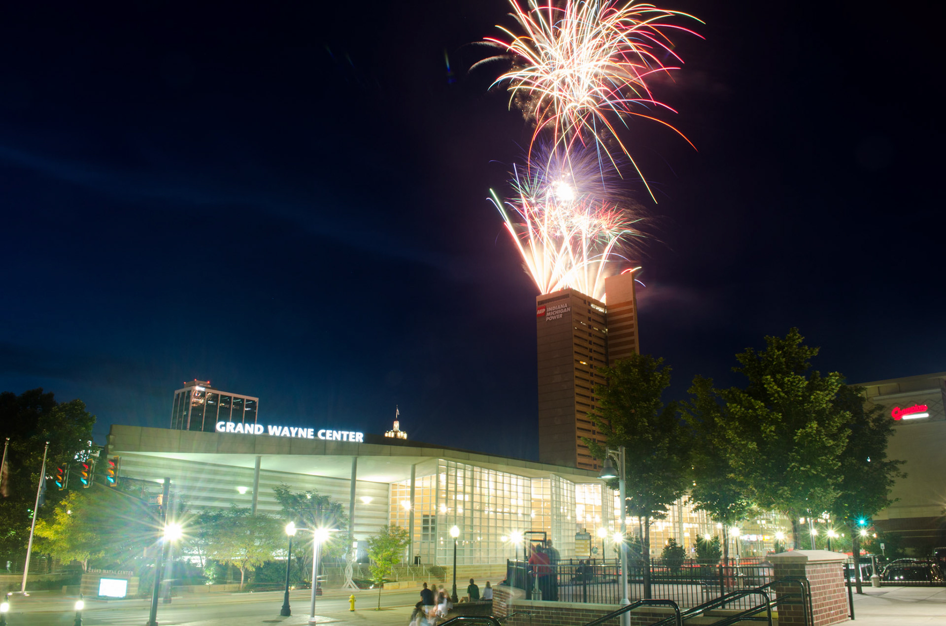 #fireworks #threeriversfestival #trffireworks #aep #indianamichiganfortwayne #fortwaynefireworks #downtown @jpmmedia #jpmmedia #fortwaynephotographer #photog #longexposure