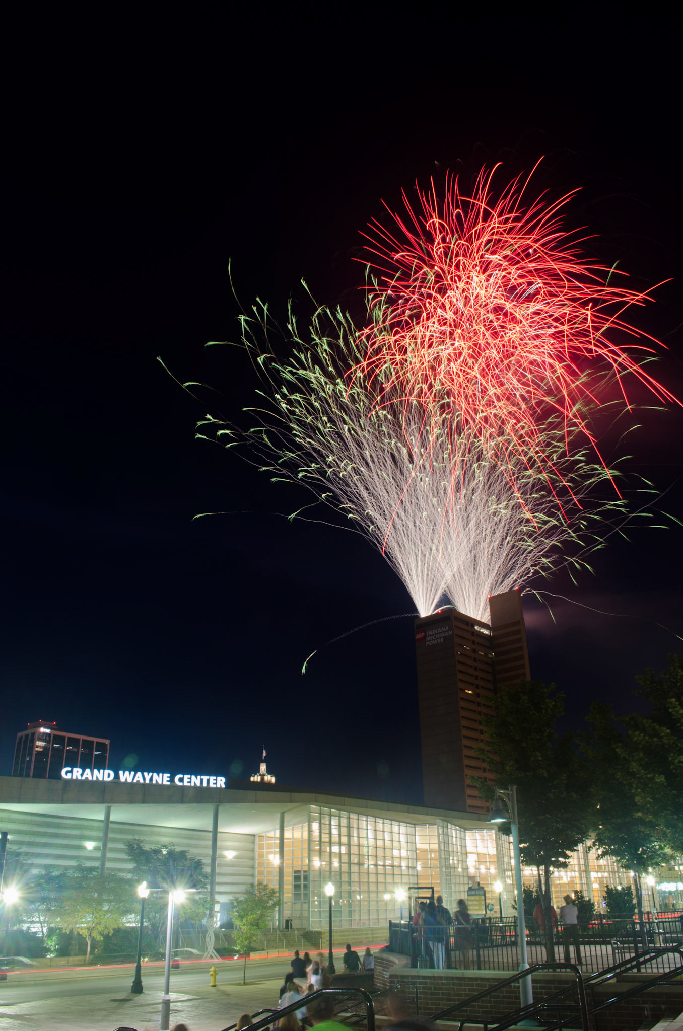 #fireworks #threeriversfestival #trffireworks #aep #indianamichiganfortwayne #fortwaynefireworks #downtown @jpmmedia #jpmmedia #fortwaynephotographer #photog #longexposure