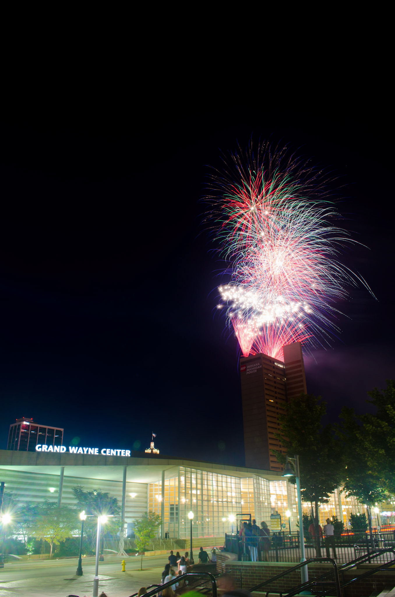 #fireworks #threeriversfestival #trffireworks #aep #indianamichiganfortwayne #fortwaynefireworks #downtown @jpmmedia #jpmmedia #fortwaynephotographer #photog #longexposure