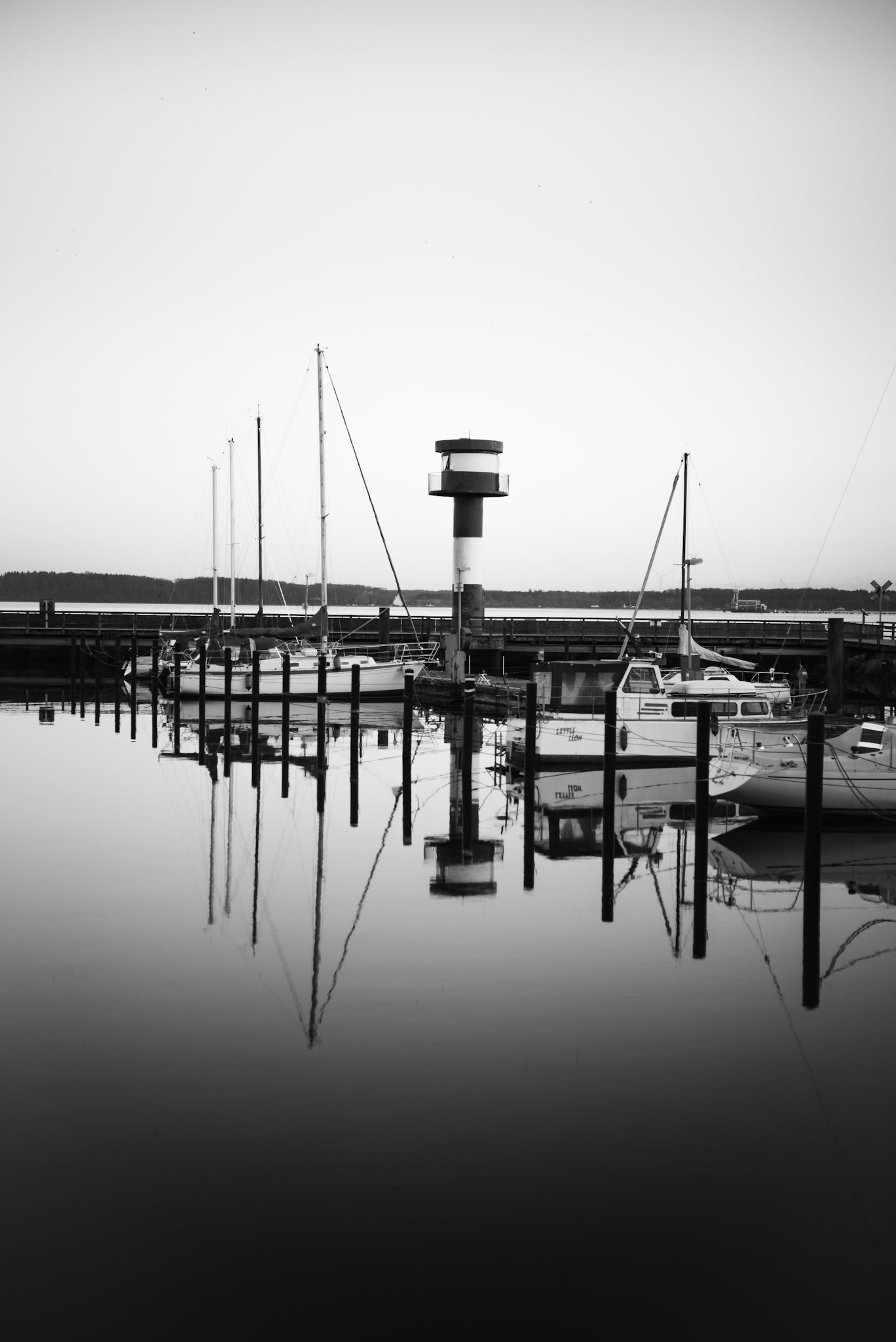 Jaich-Hafen mit Leuchtturm