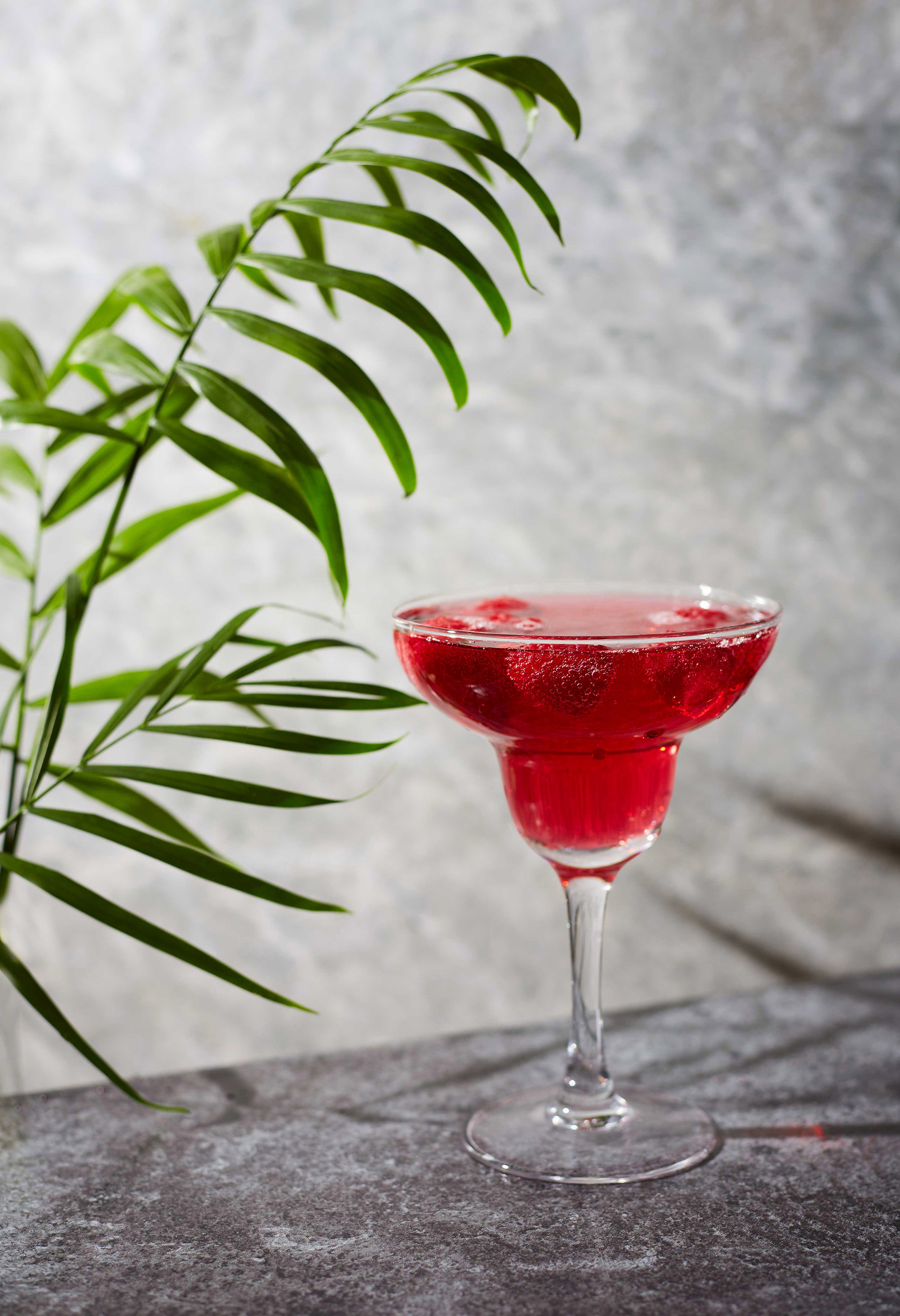 Punainen juoma shamppanjalasissa