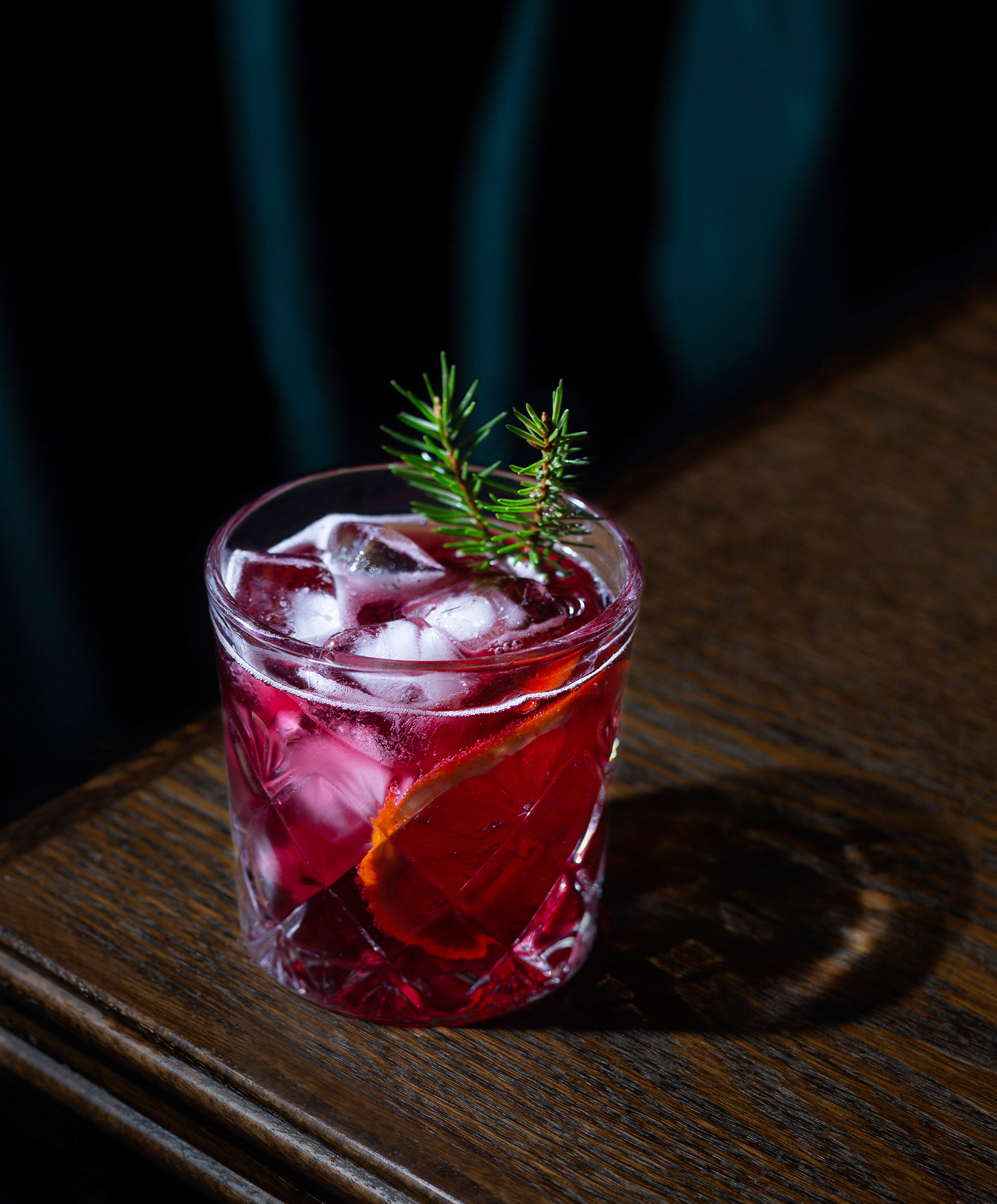 Punaista juomaa cocktail-lasissa