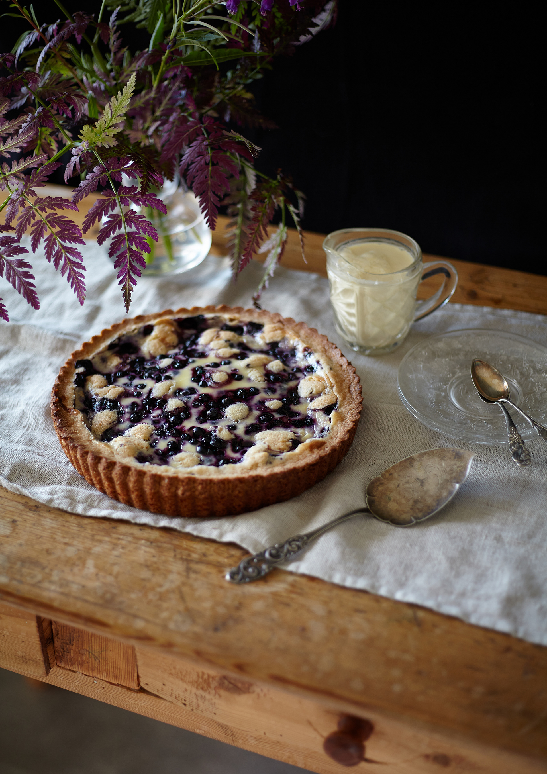 Mustikkapiirakka rustiikkisella taustalla