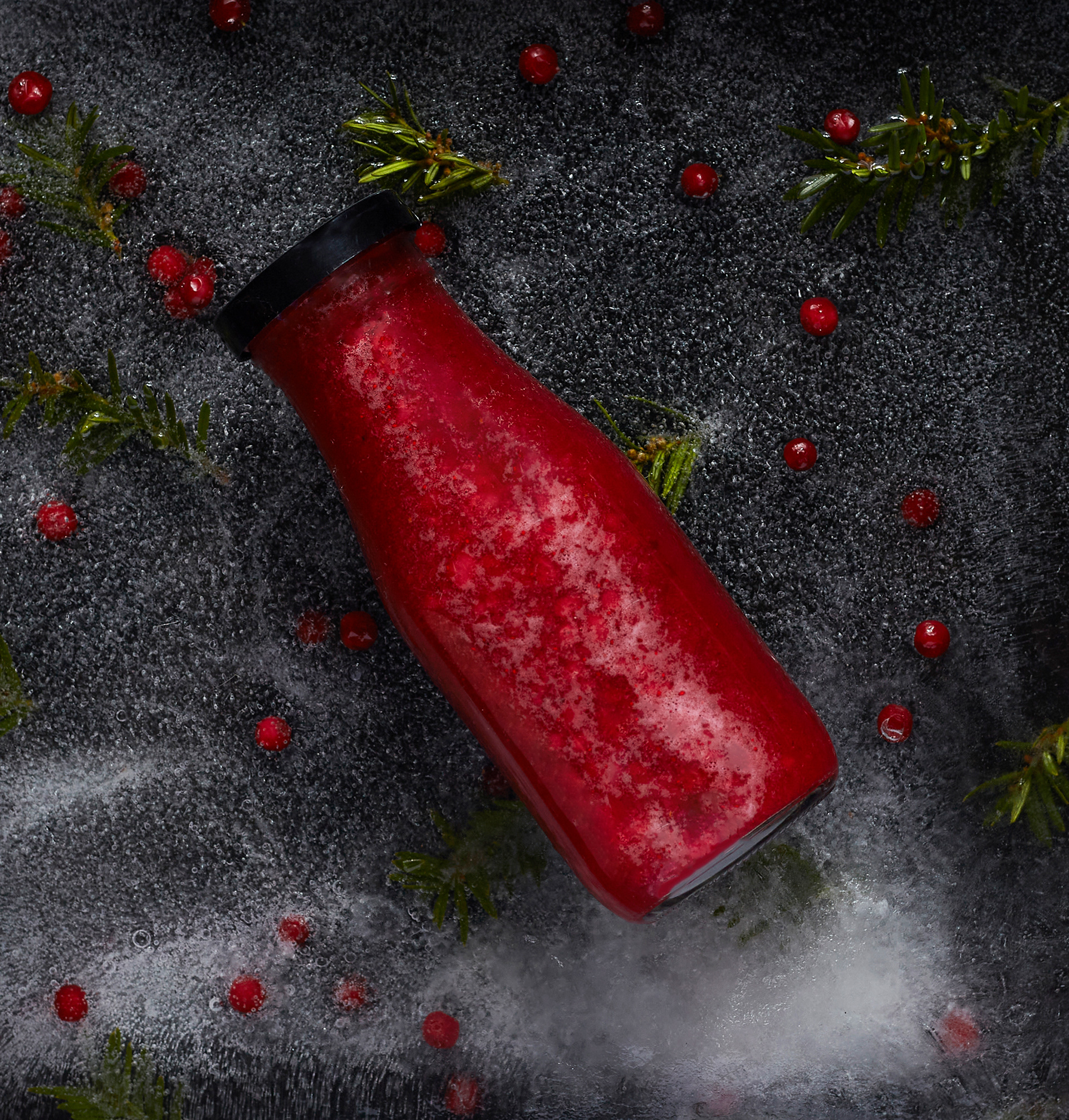 Pullo täynnä punaista mehua