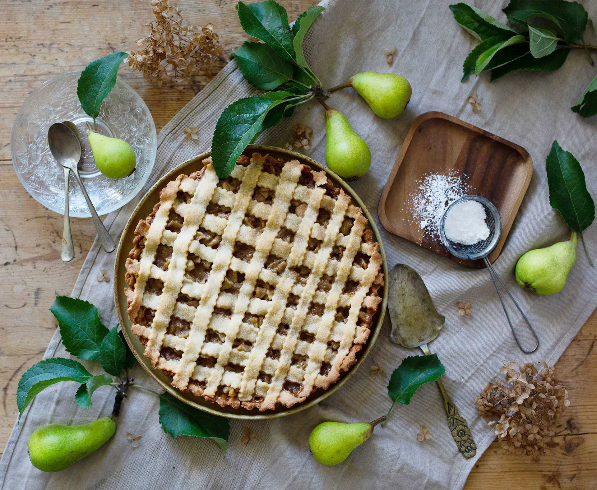 Päärynäpiirakka päärynöiden ympäröimänä