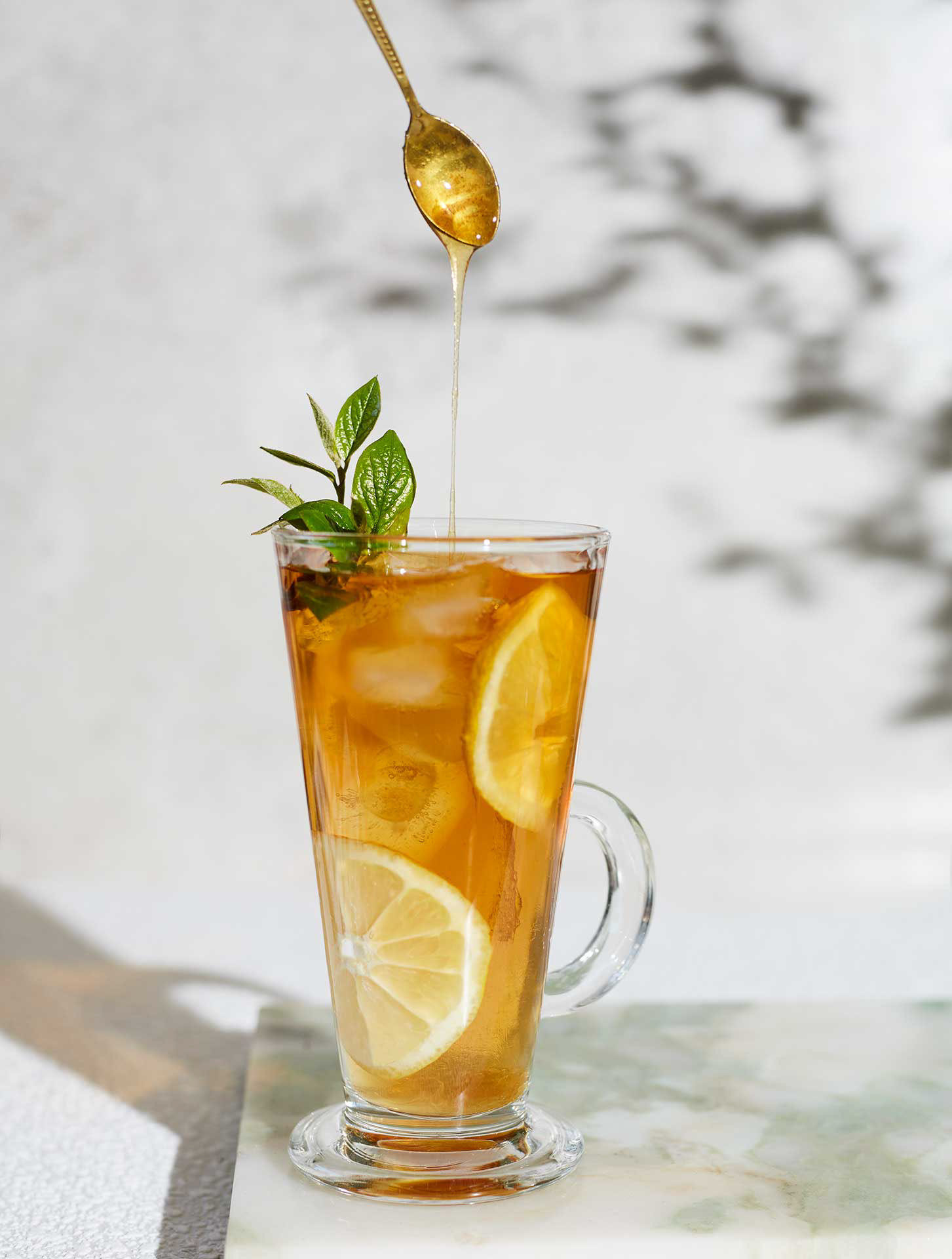 Jääteetä korkeassa lasissa