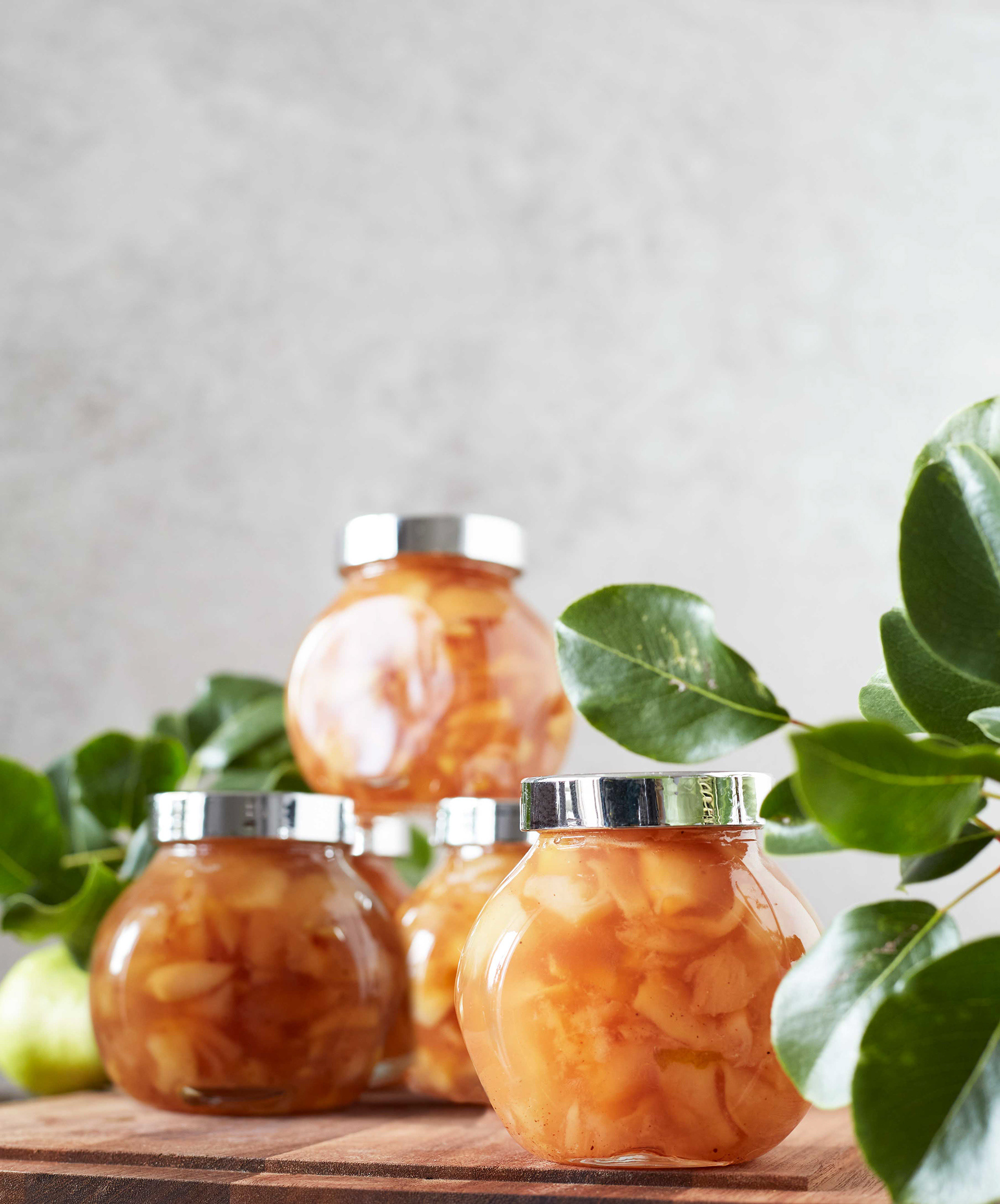 Hillopurkkeja täynnä omenahilloa