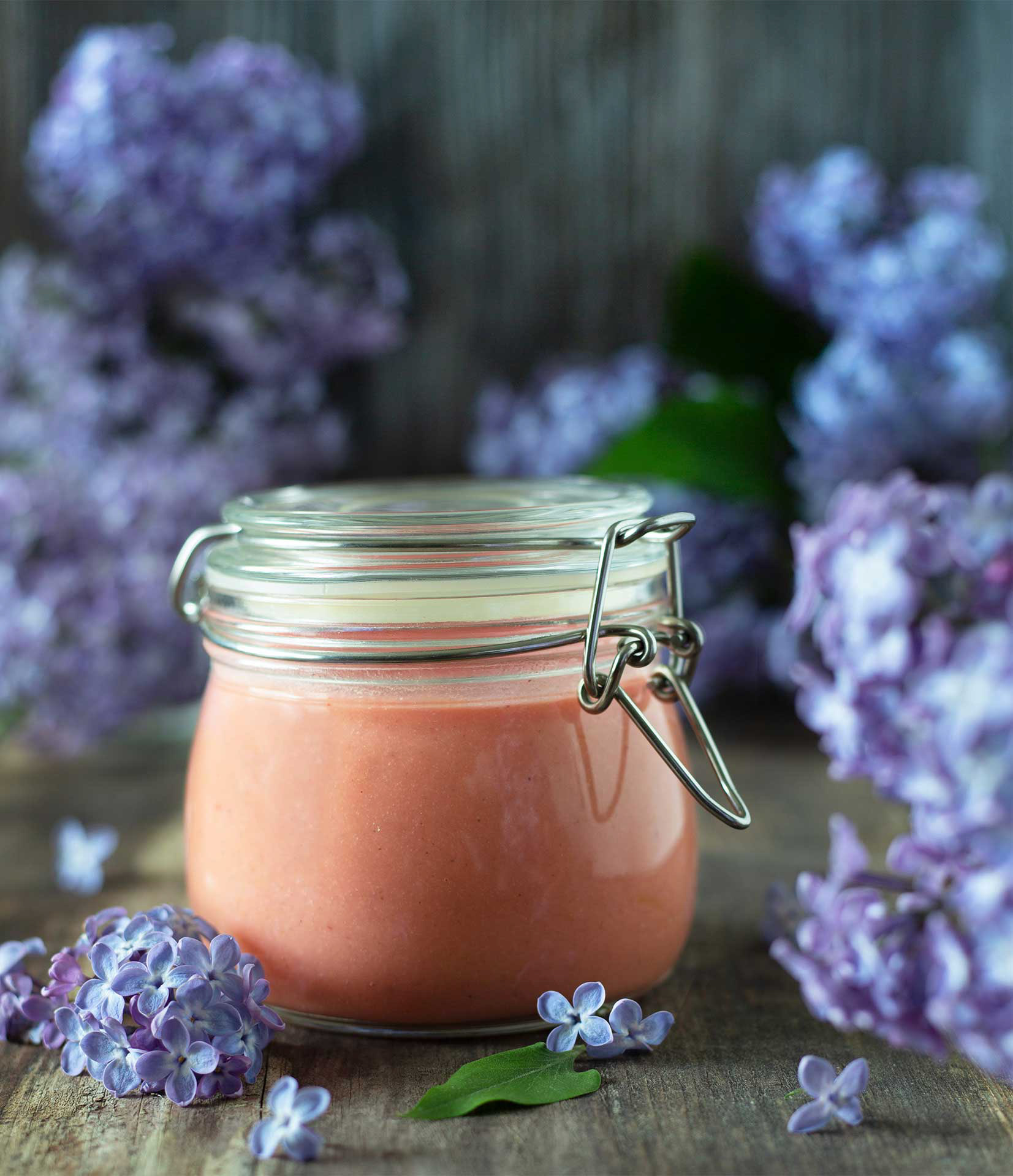 Pinkkiä tahnaa hillopurkissa