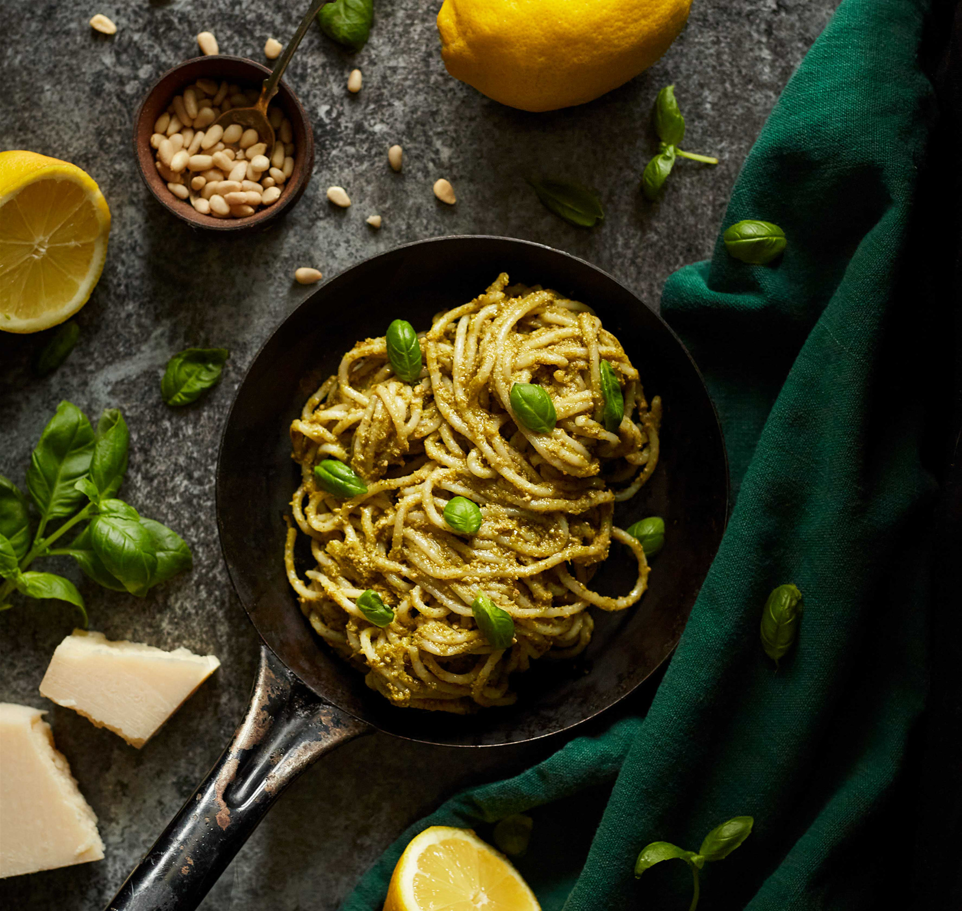 Spaghettia paistinpannulla ainesten ympäröimänä