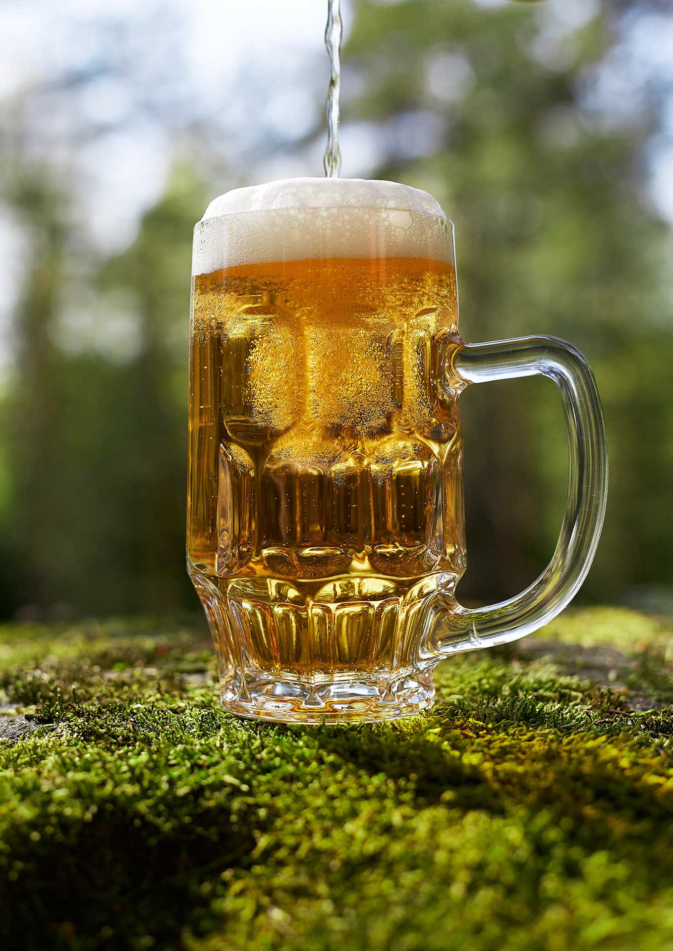 Olutlasi johon kaadetaan olutta