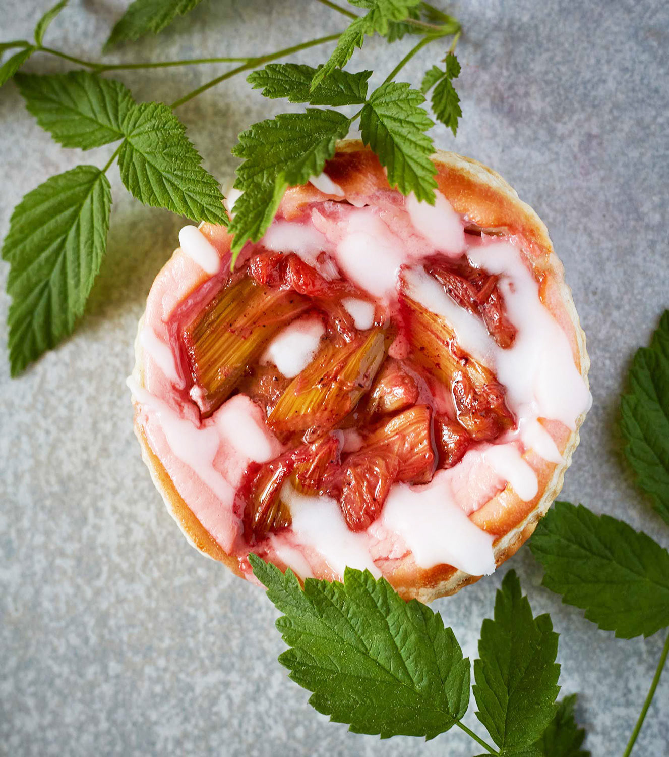 Lähikuva raparperipiirakasta