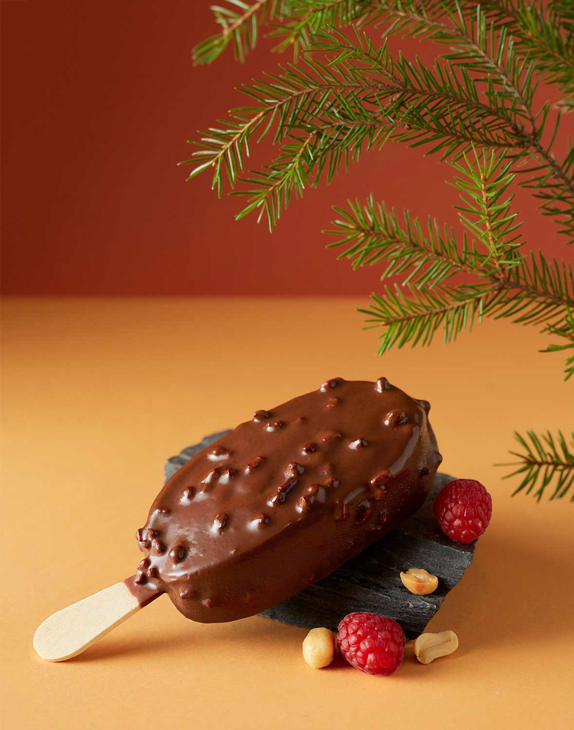 Suklaajäätelö oranssilla taustalla