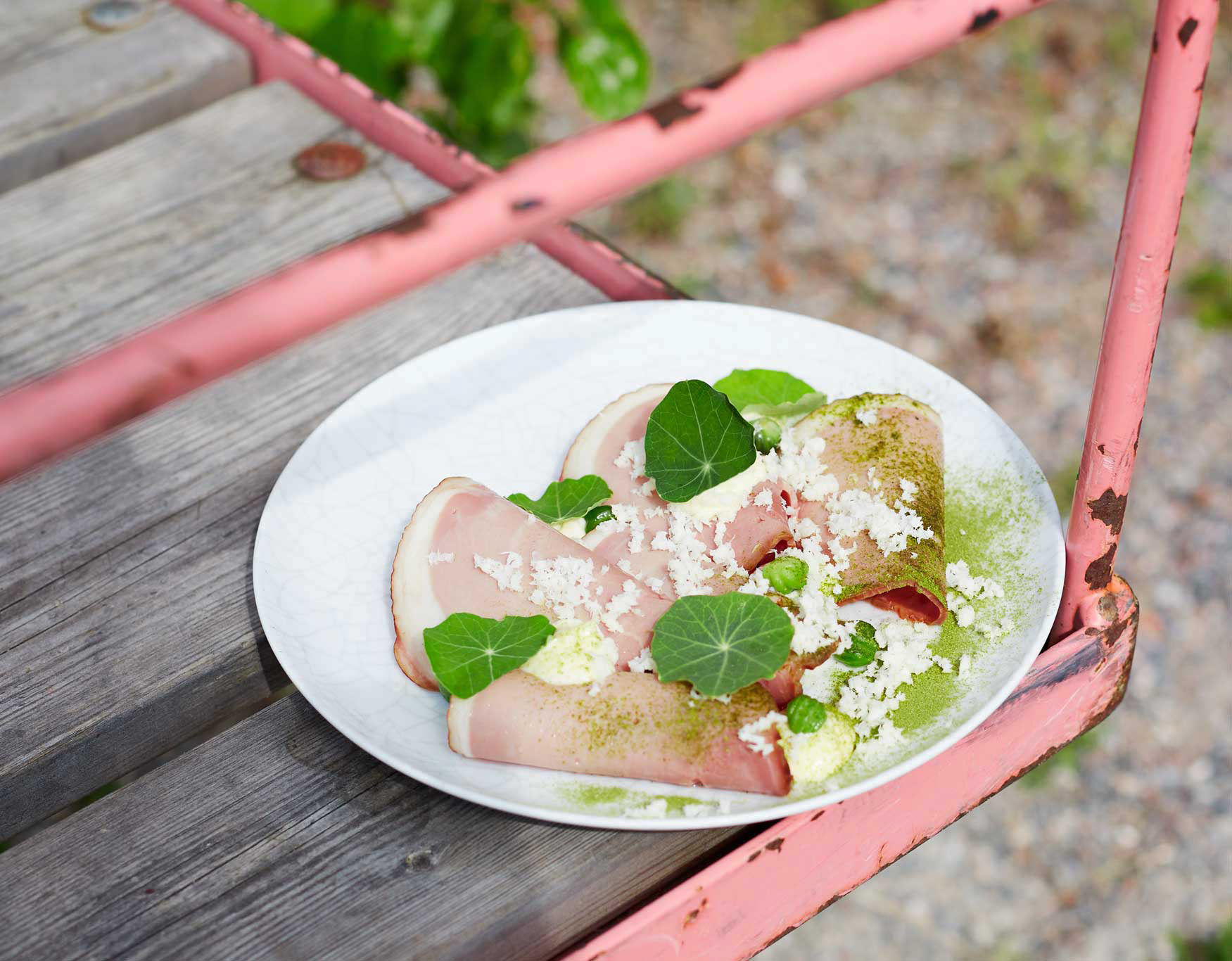 Annoskuva kinkusta rustiikkisella taustalla