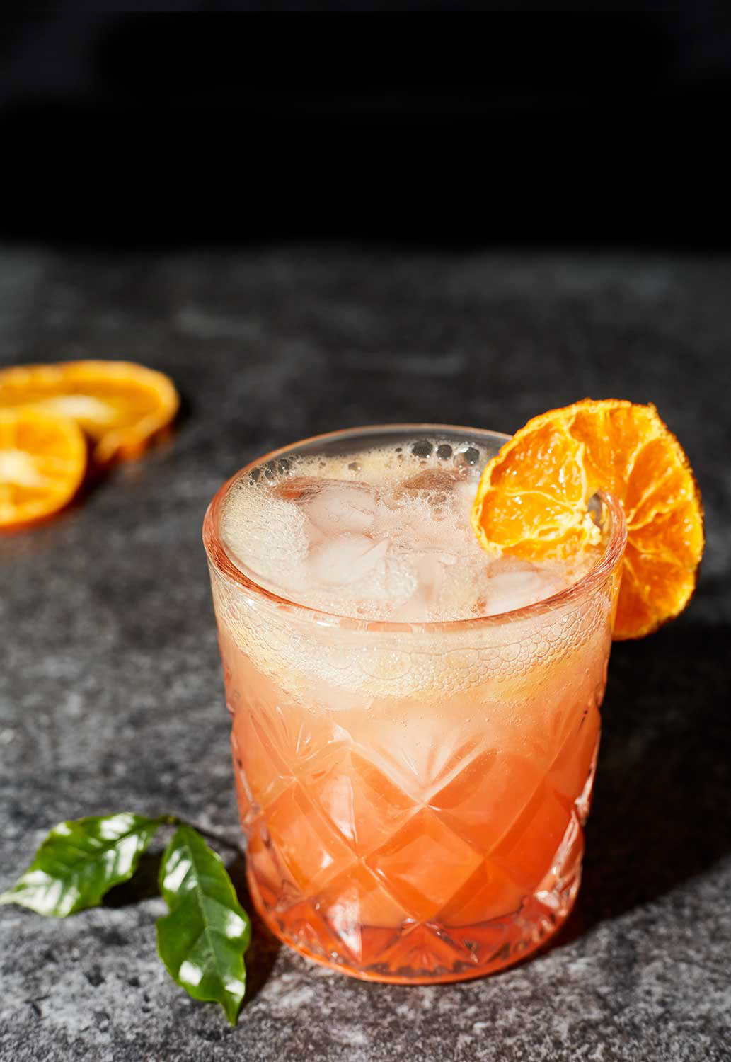 juoma cocktaillasissa appelsiiniviipaleilla koristeltuna