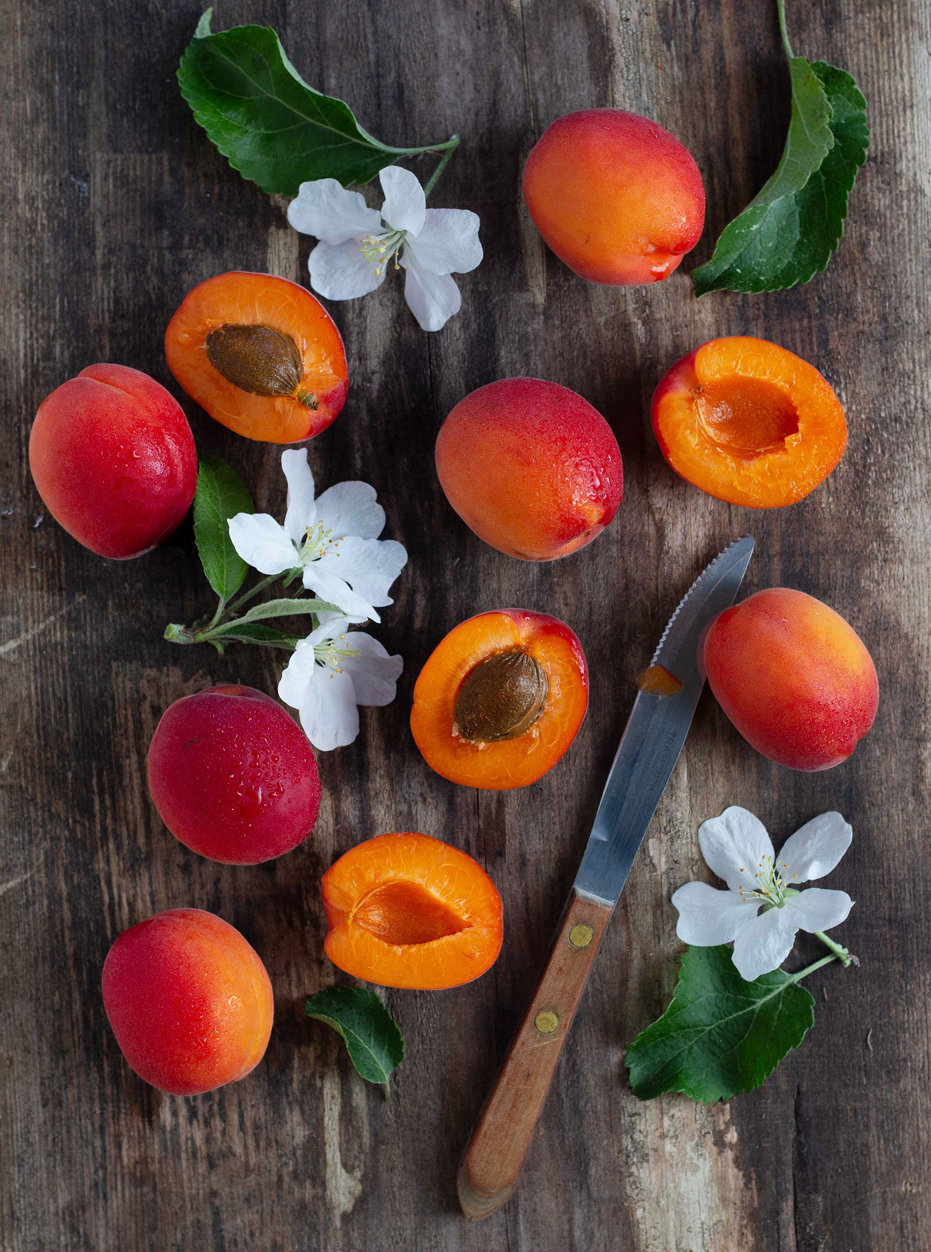 Aprikooseja rustiikkisella taustalla