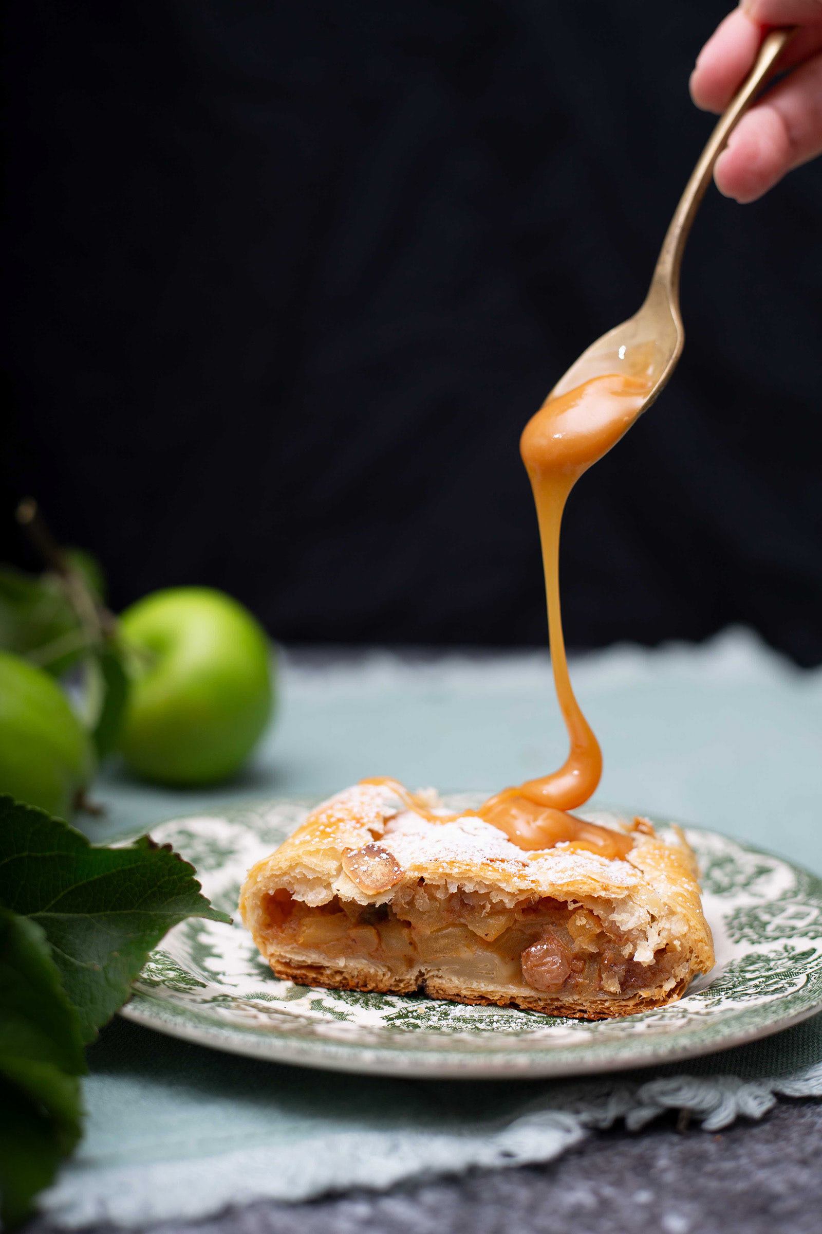 Lähikuva omanapiirakasta ja kinuskista