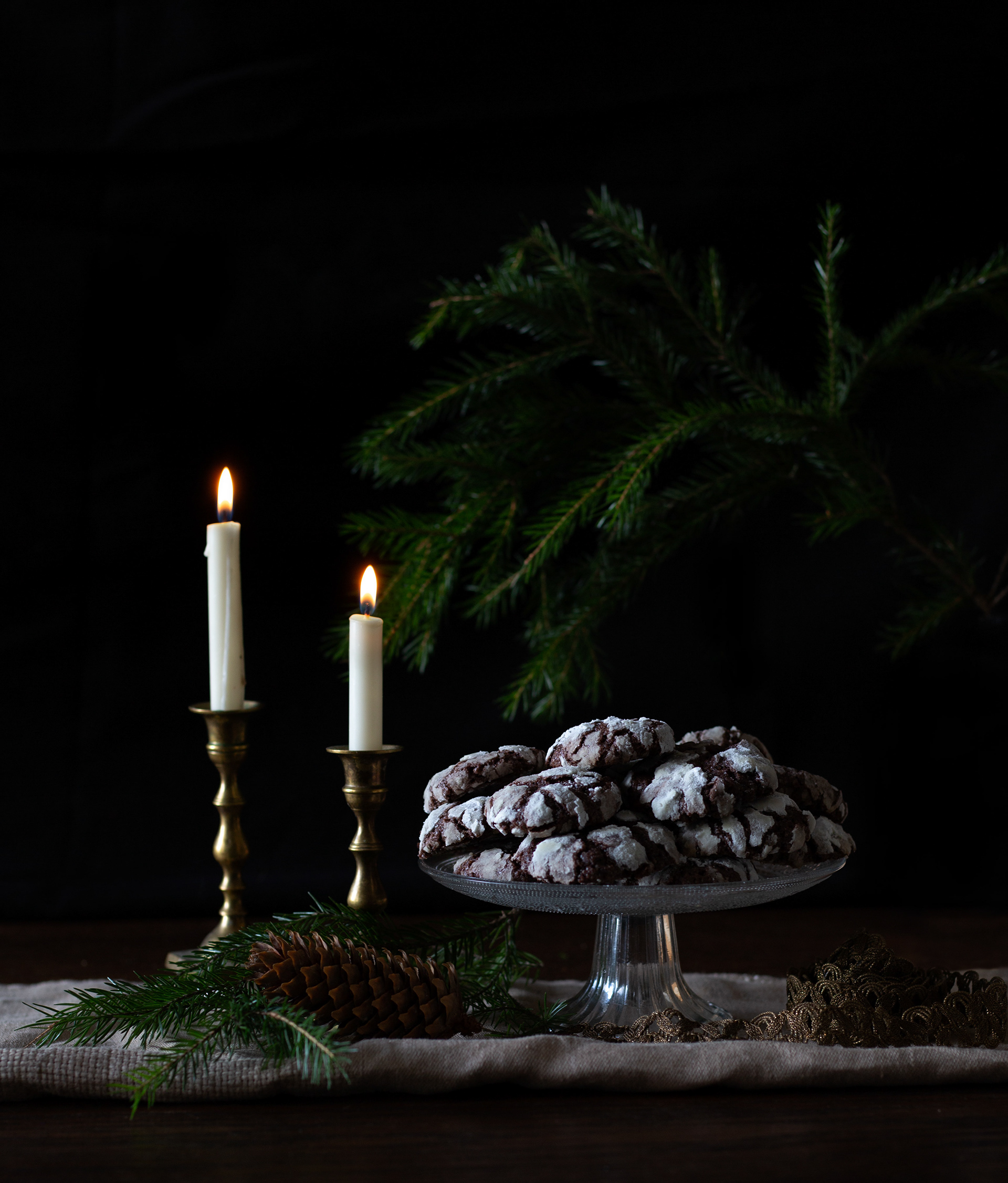 Suklaakeksejä tummalla taustalla