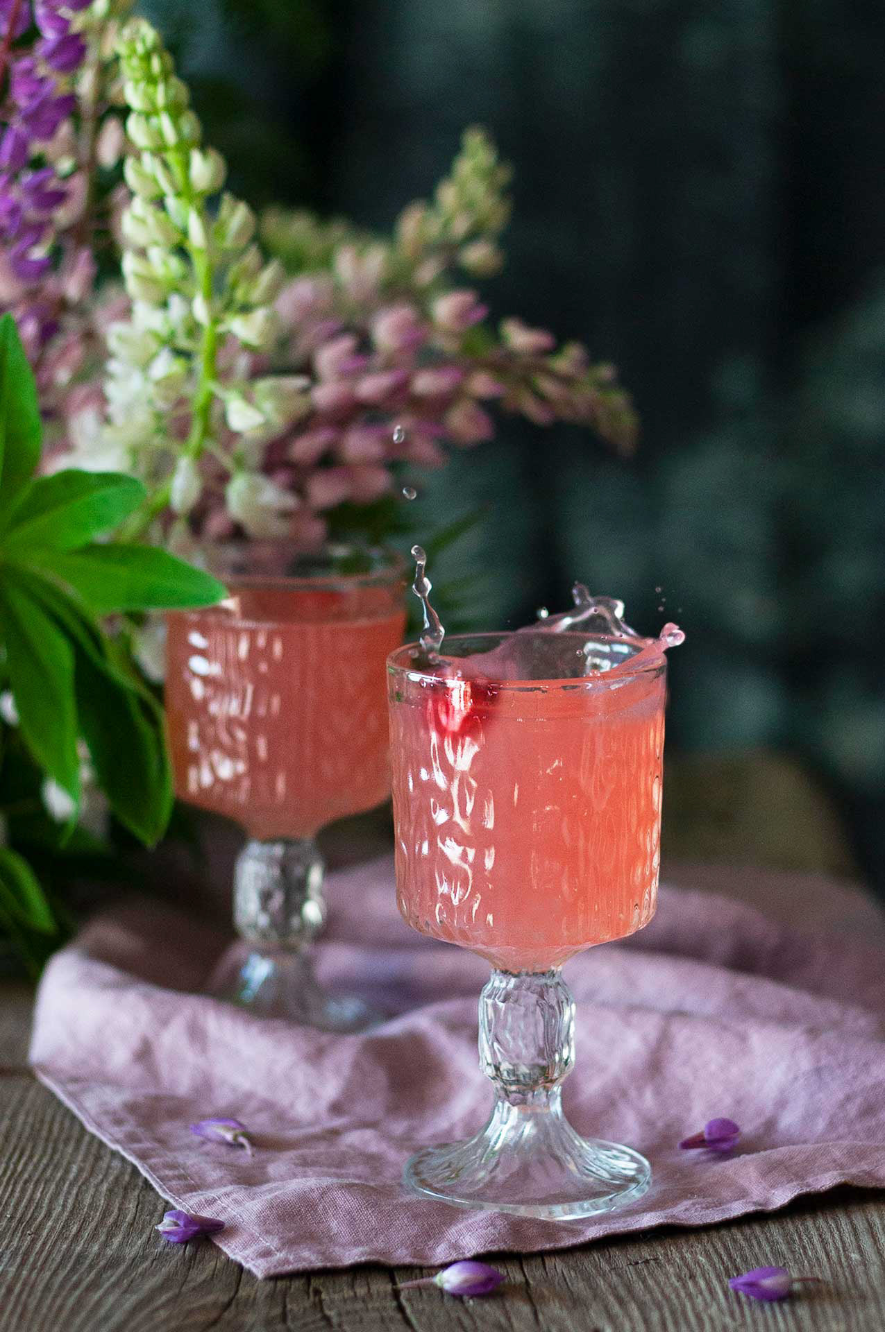 Juomalasit täynnä mehua kesäisellä taustalla