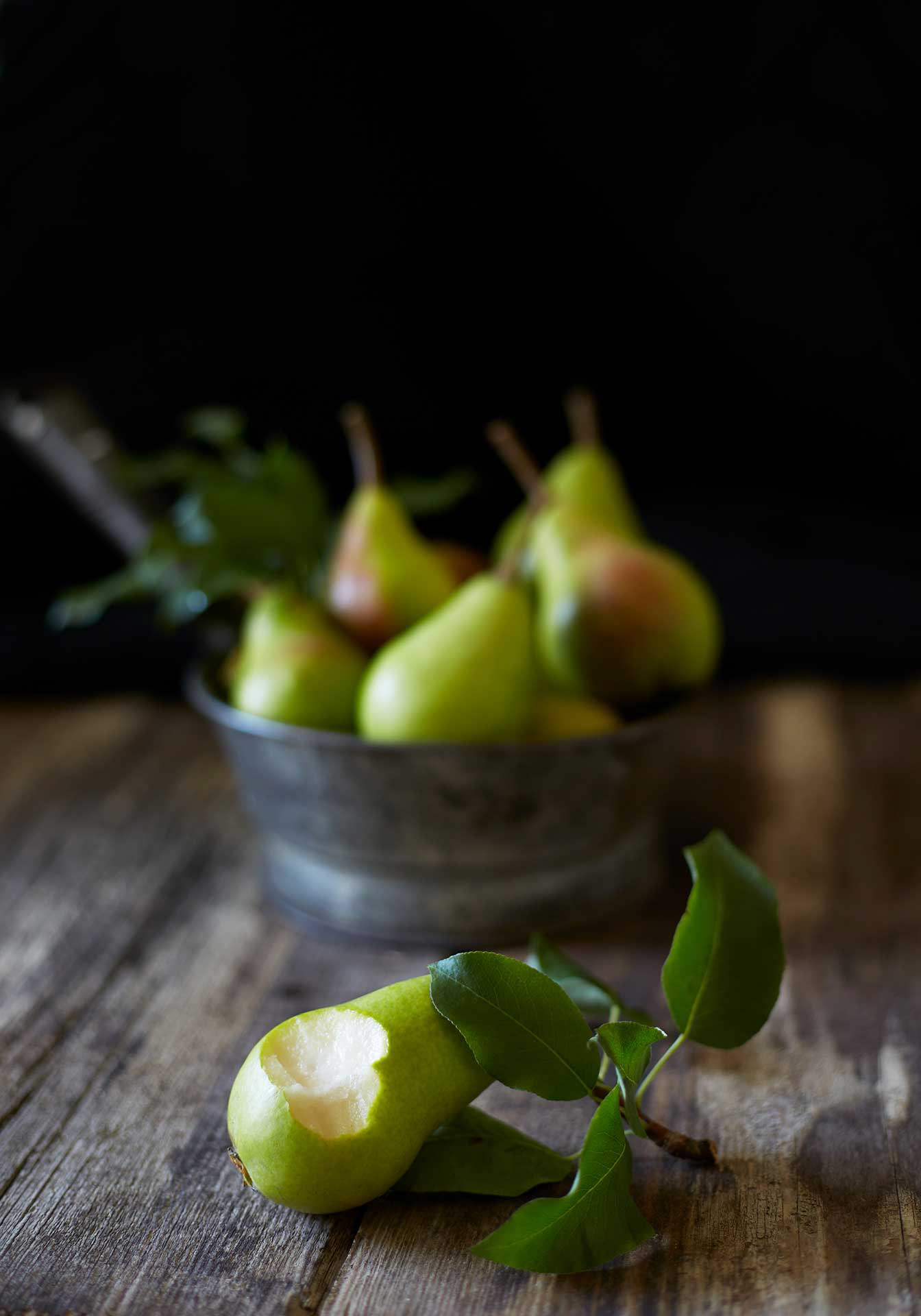Päärynoita rustiikkisella taustalla