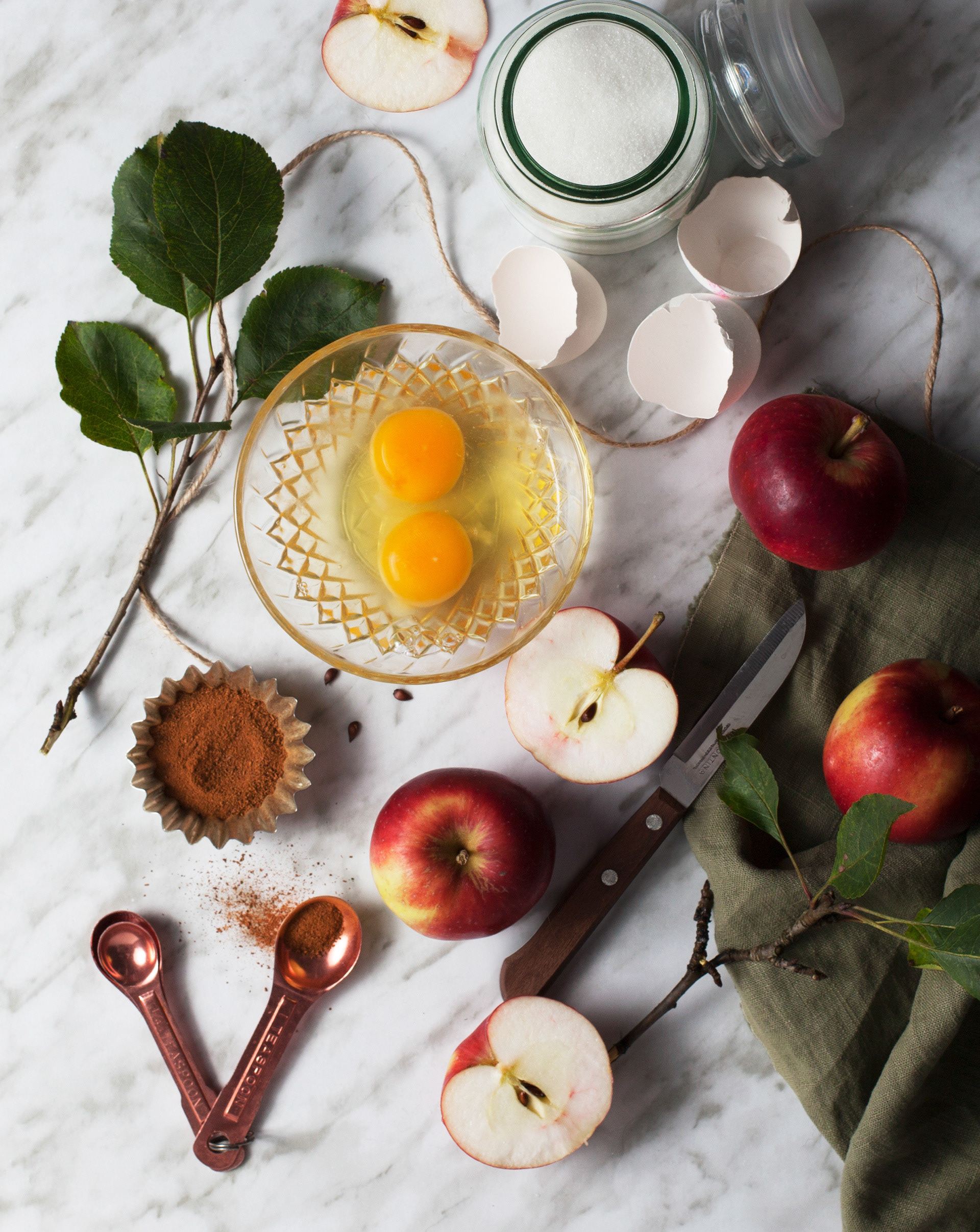 Leivonta-aineksia marmorialustalla