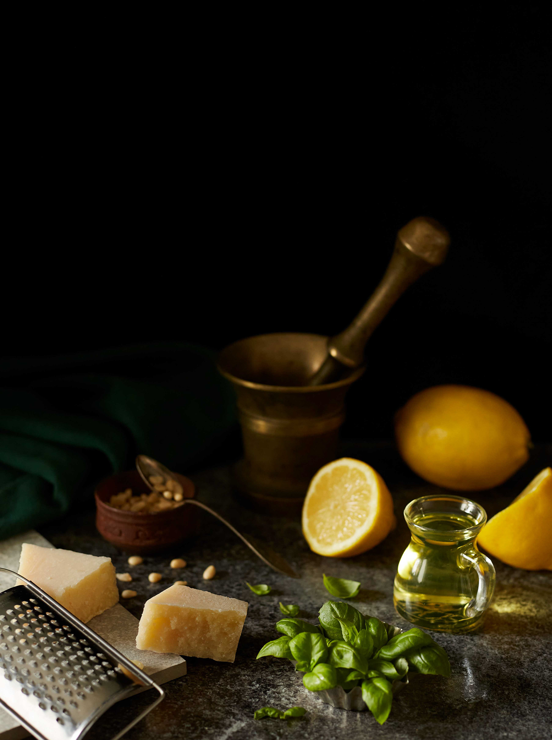 Aineksia parmesaanipastaan tummalla taustalla