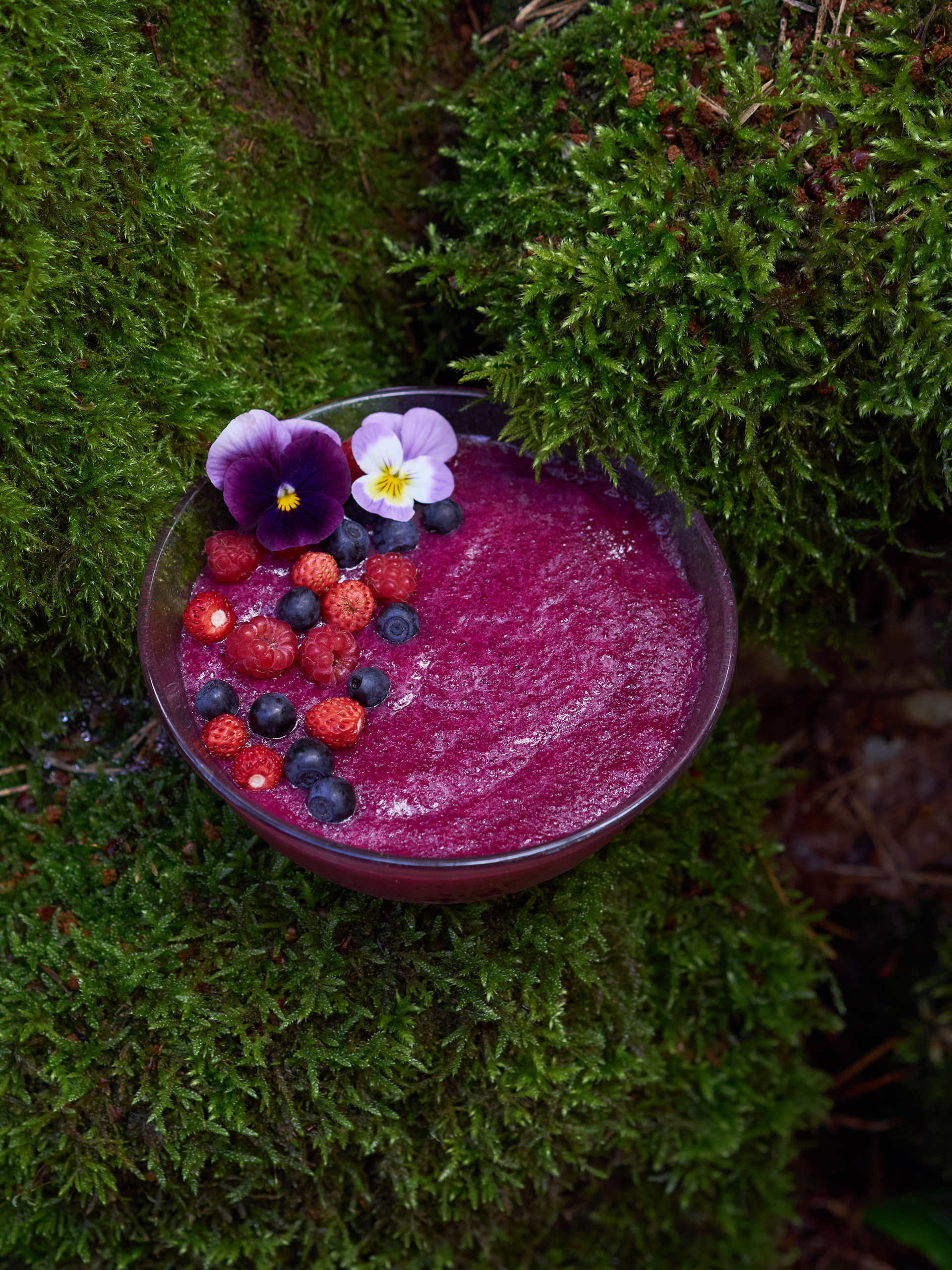 Marjapuuroa sammaleella kuvattuna