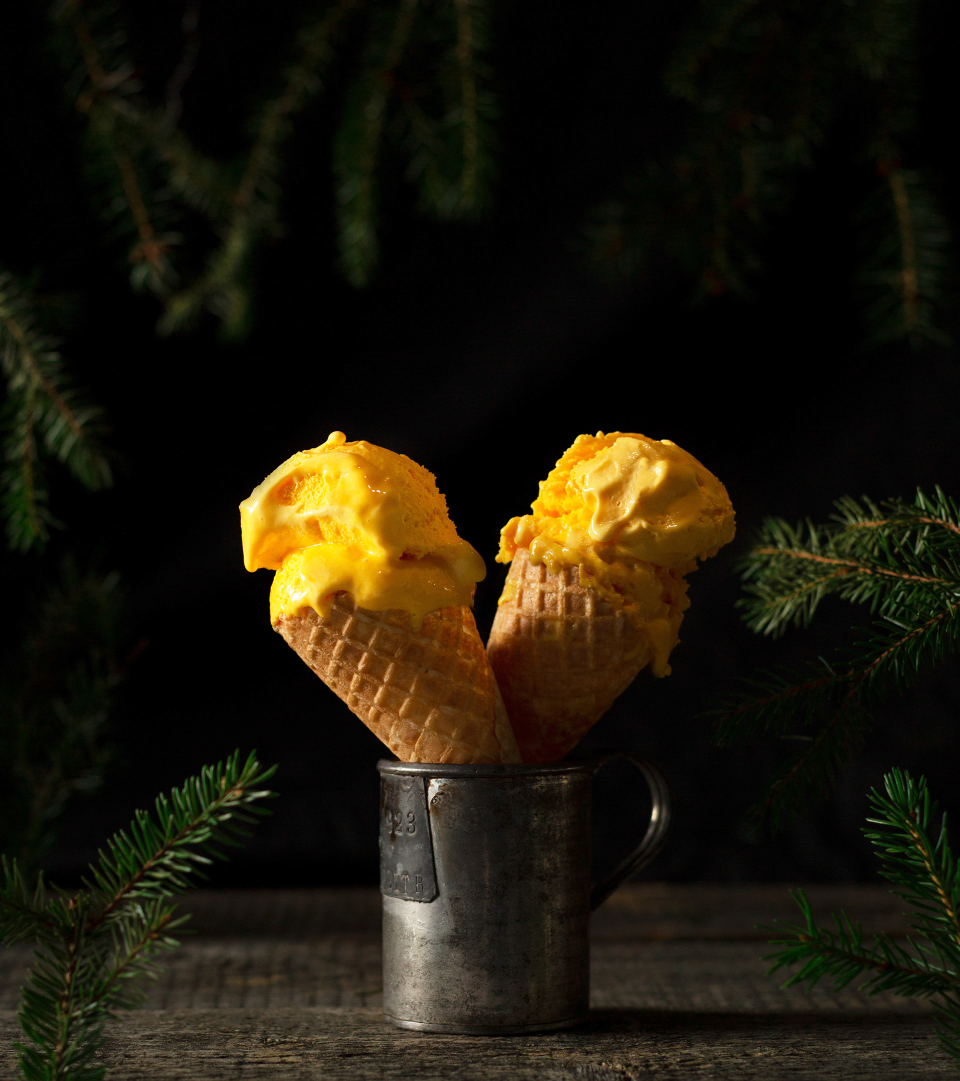 Keltaista jäätelöä tötteröissä