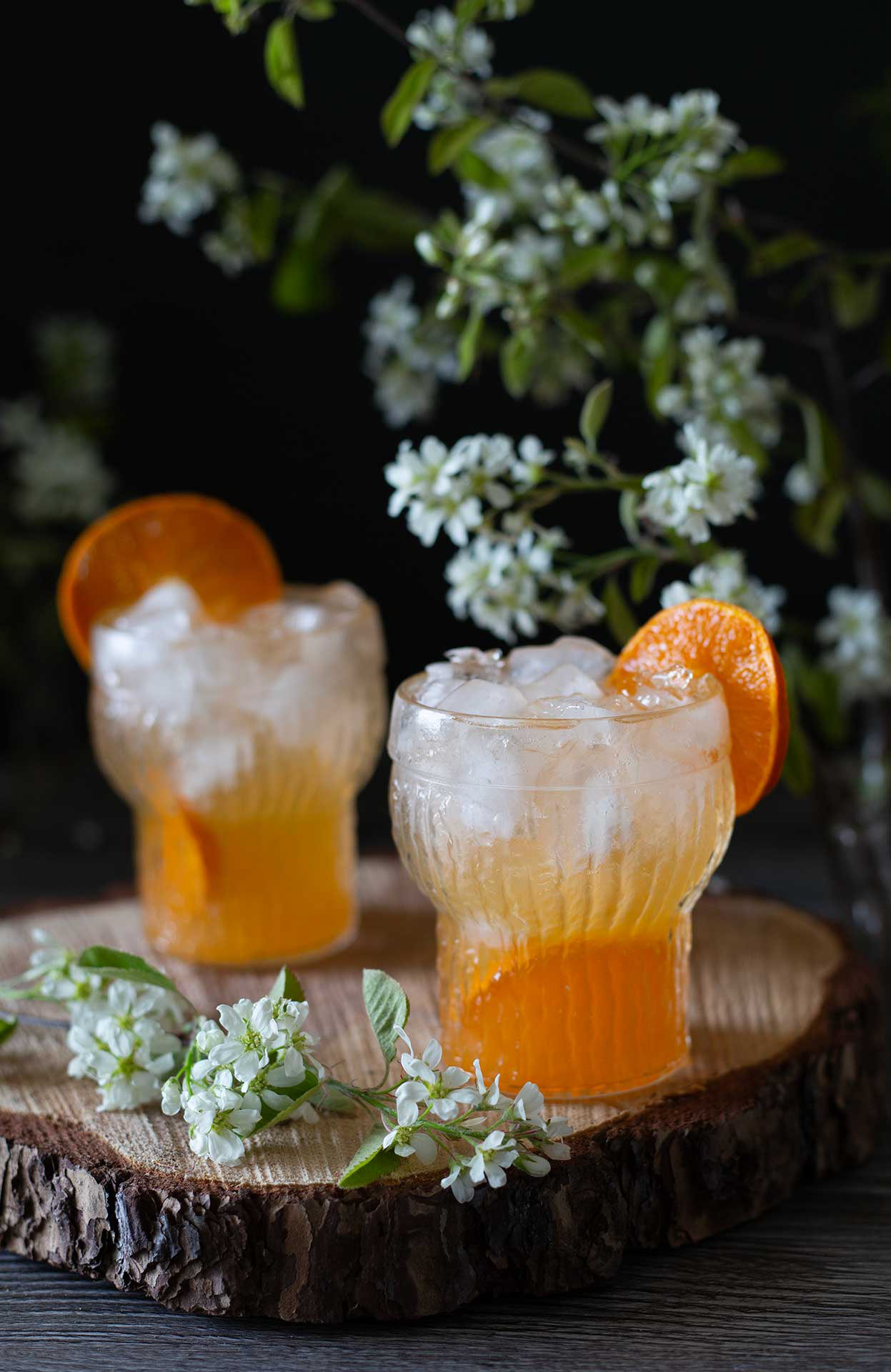 kaksi juomalasia täynnä jäitä ja juomaa