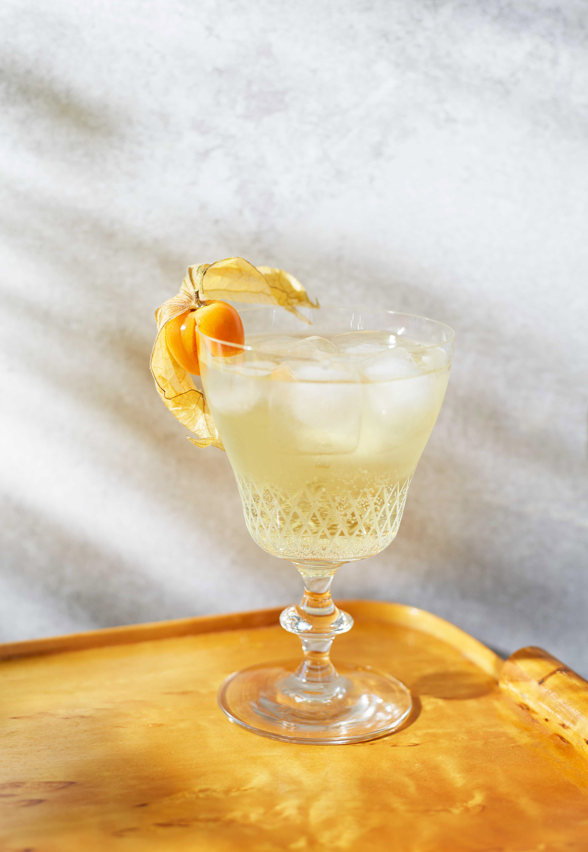 Vanha viinilasi täynnä juomaa ja jäitä