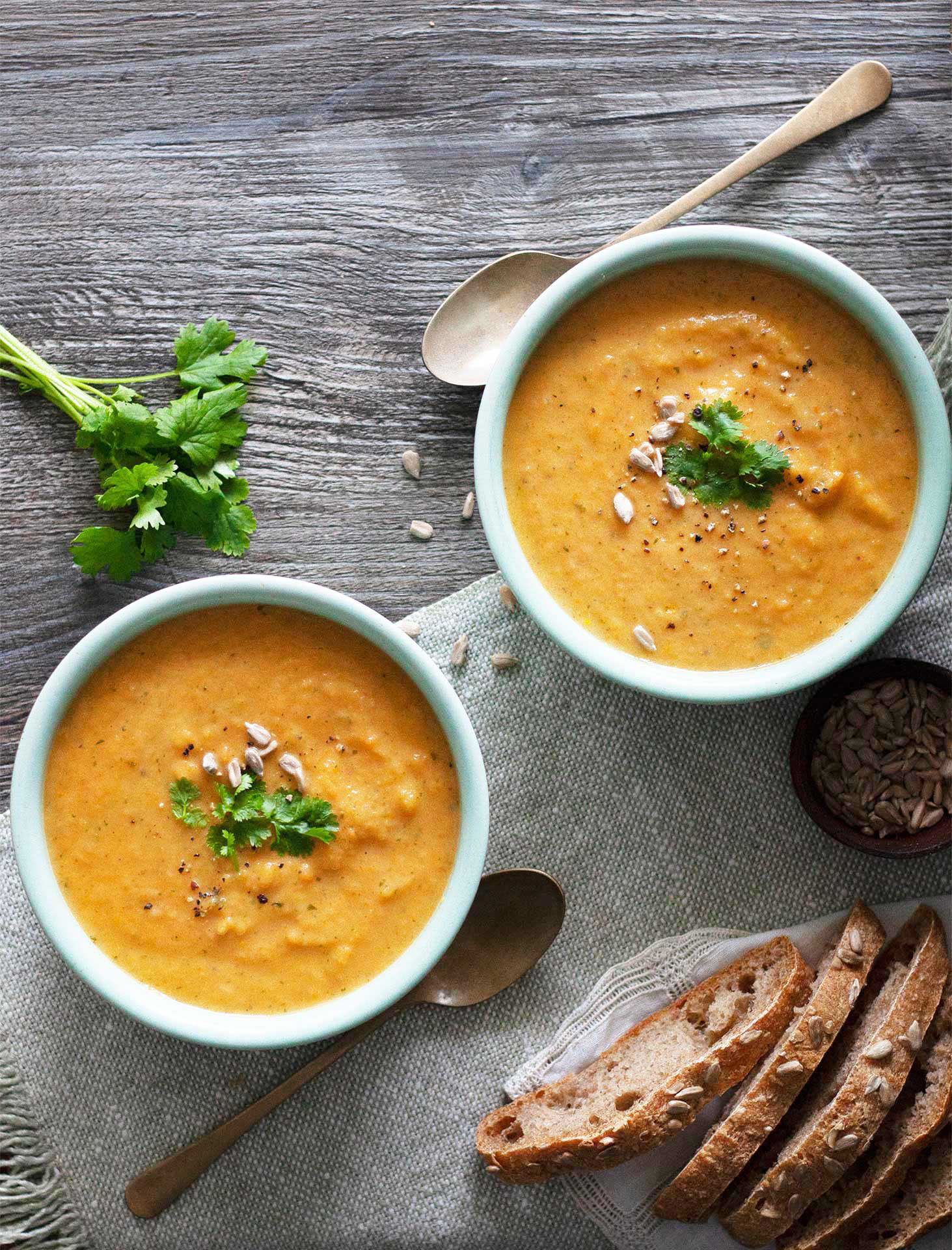 Oranssia keittoa kulhoissa