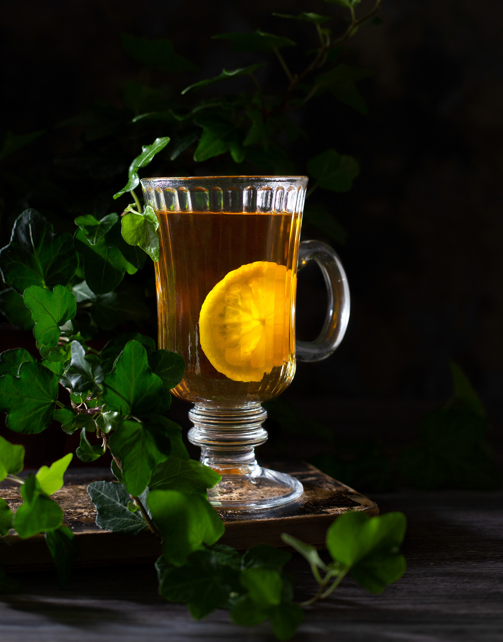 Sitruunateetä tummalla taustall