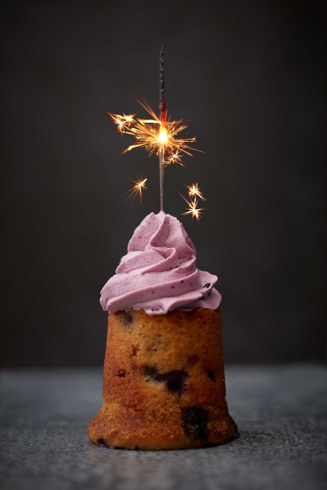 Pieni kakku jossa tähtisadetikku