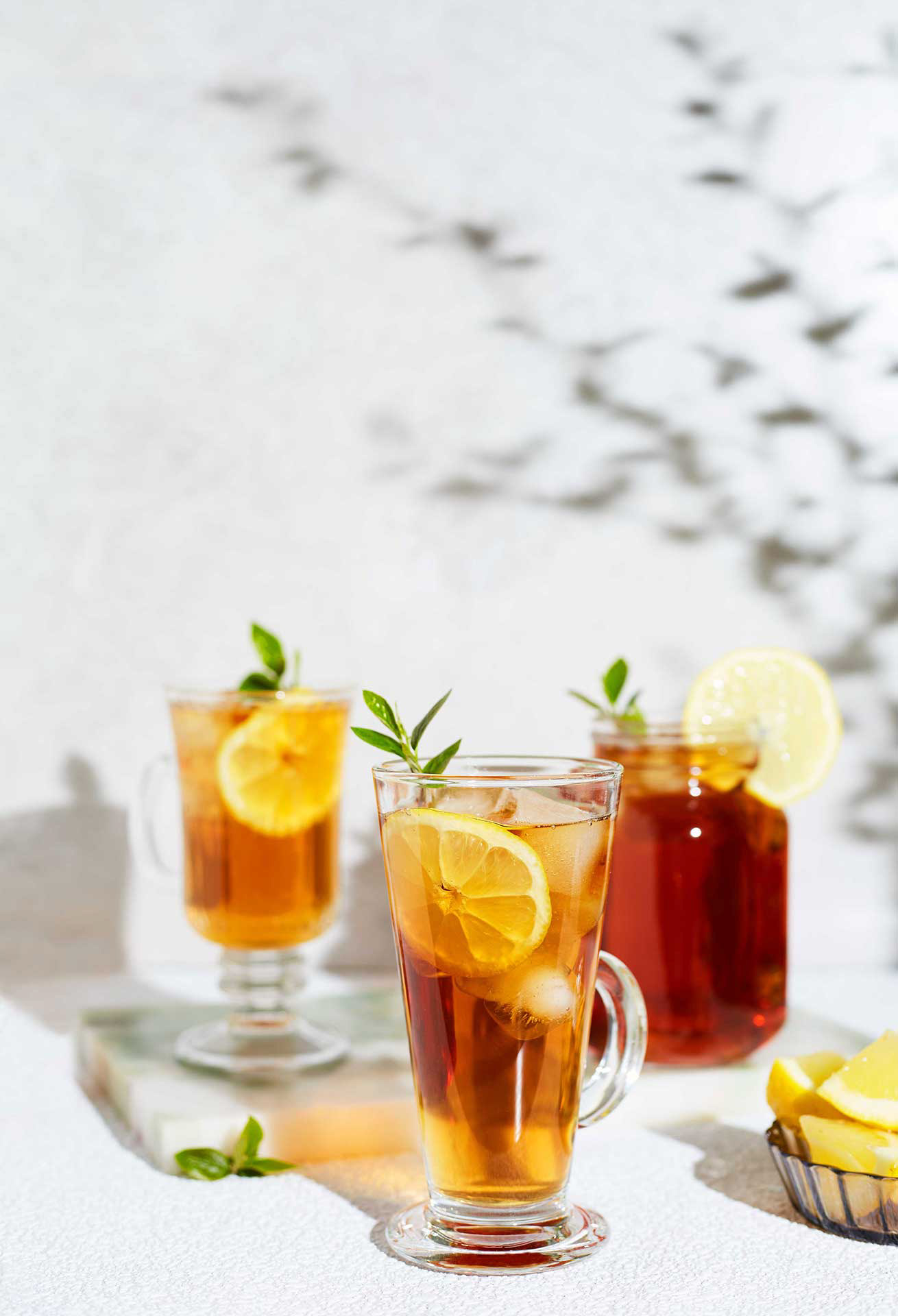 Jääteetä kuvattuna korkeissa laseissa