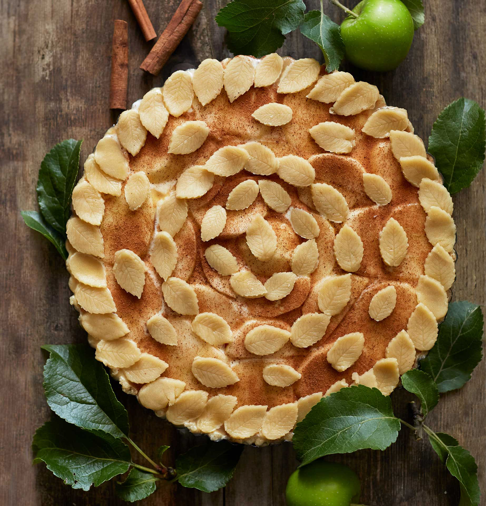 Omanapiirakka rustiikkisella taustalla