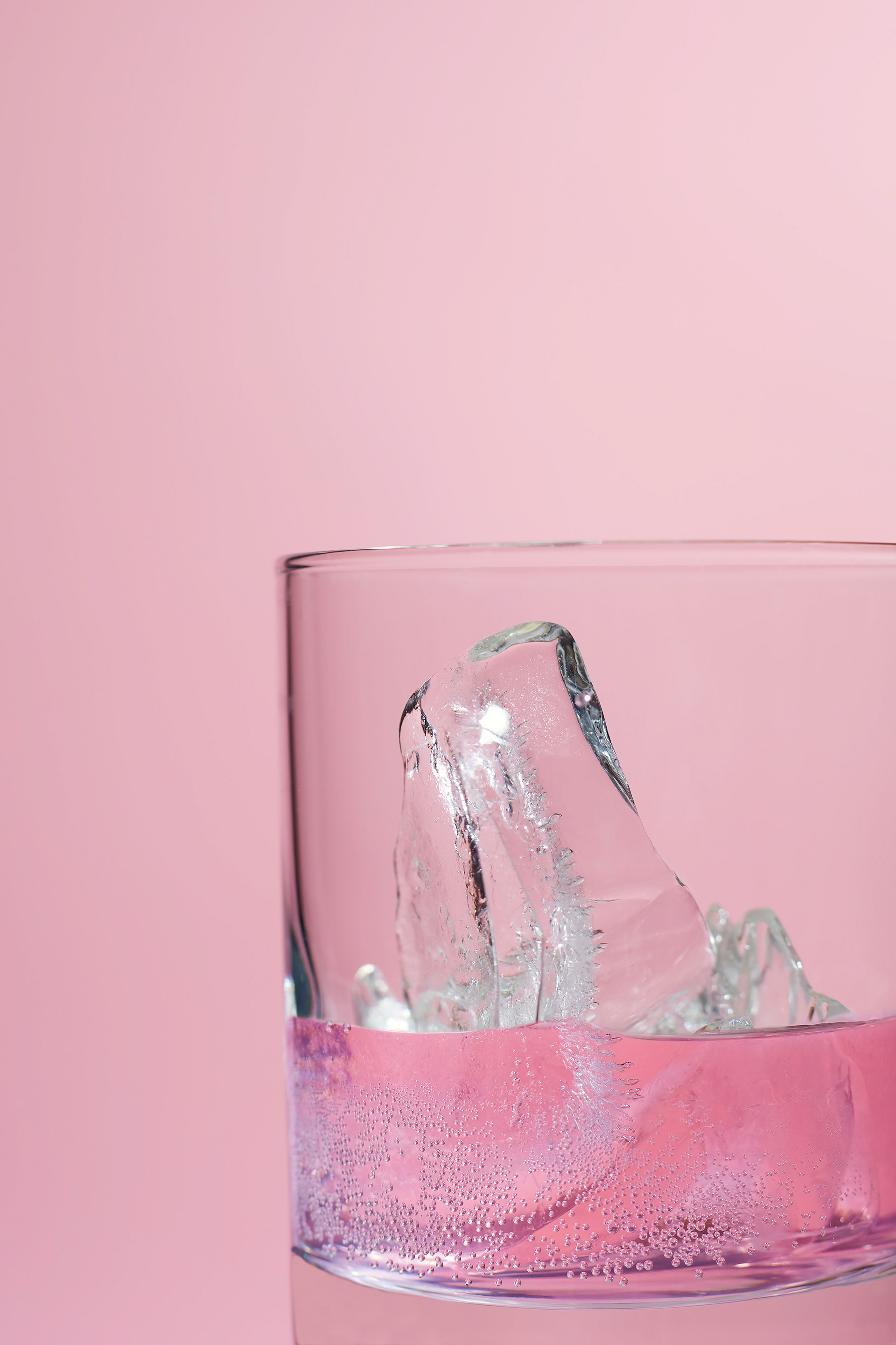 Juomalasi jossa pinkki juoma