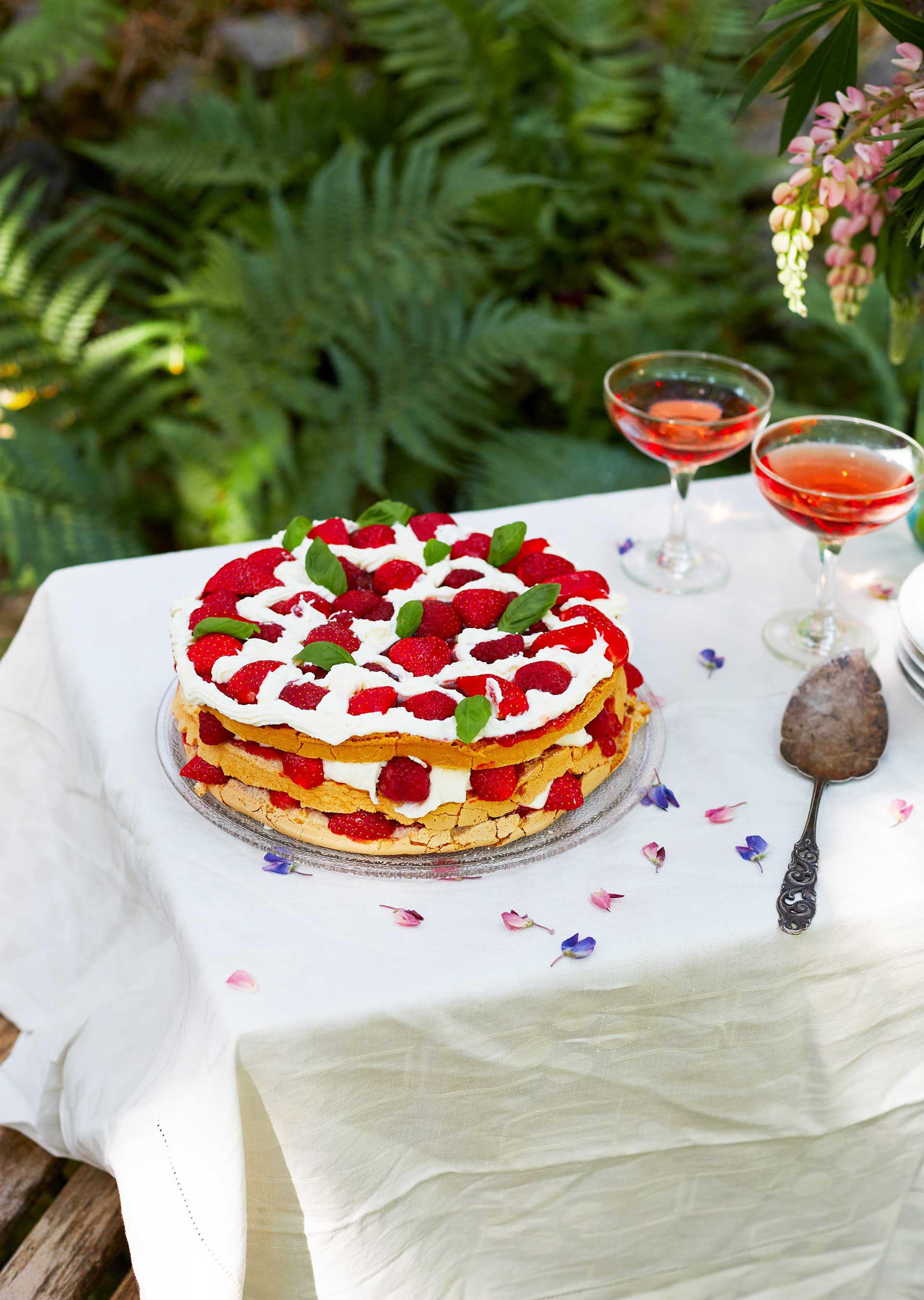 Mansikkakakku kuvattuna ulkona kesällä