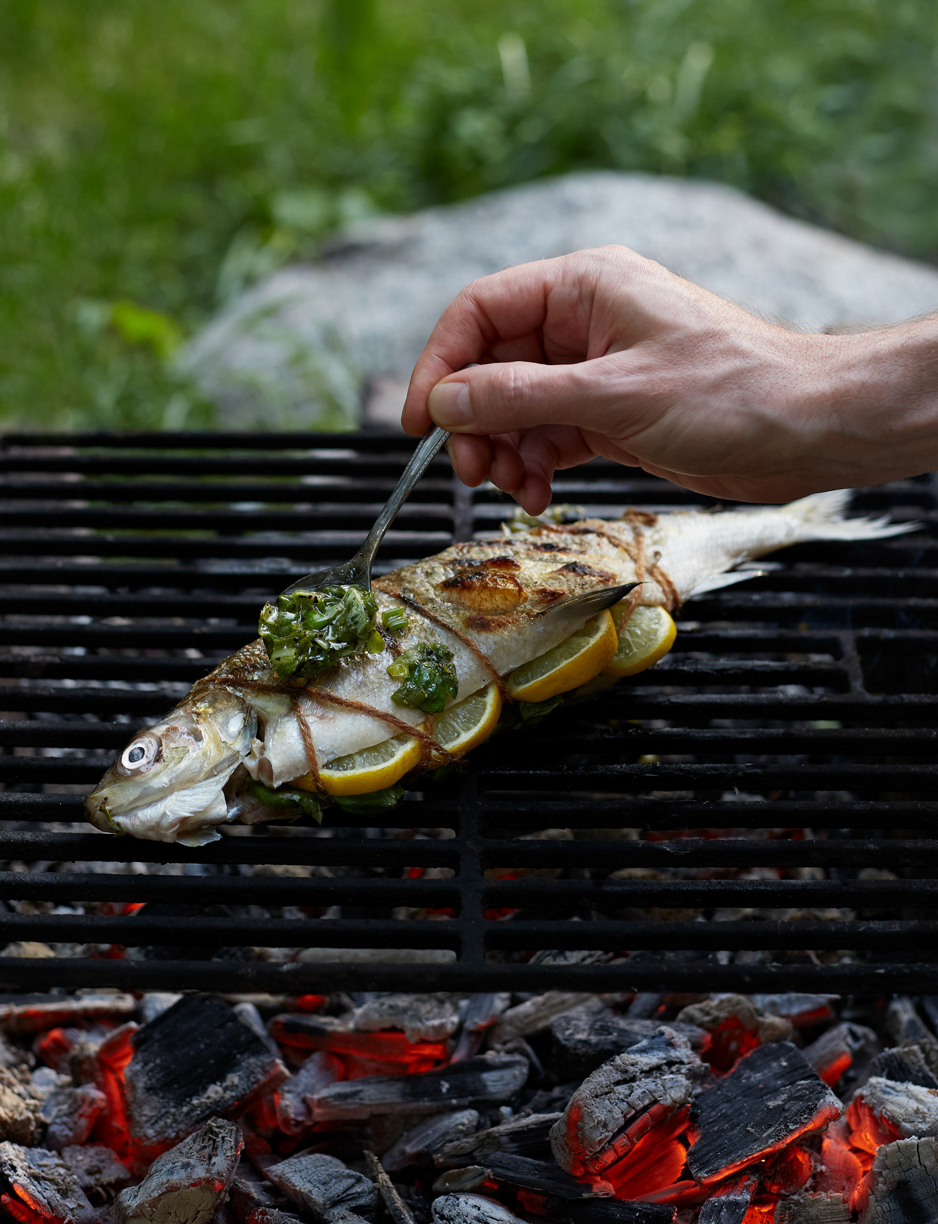 Kala paistuu ulkogrillillä