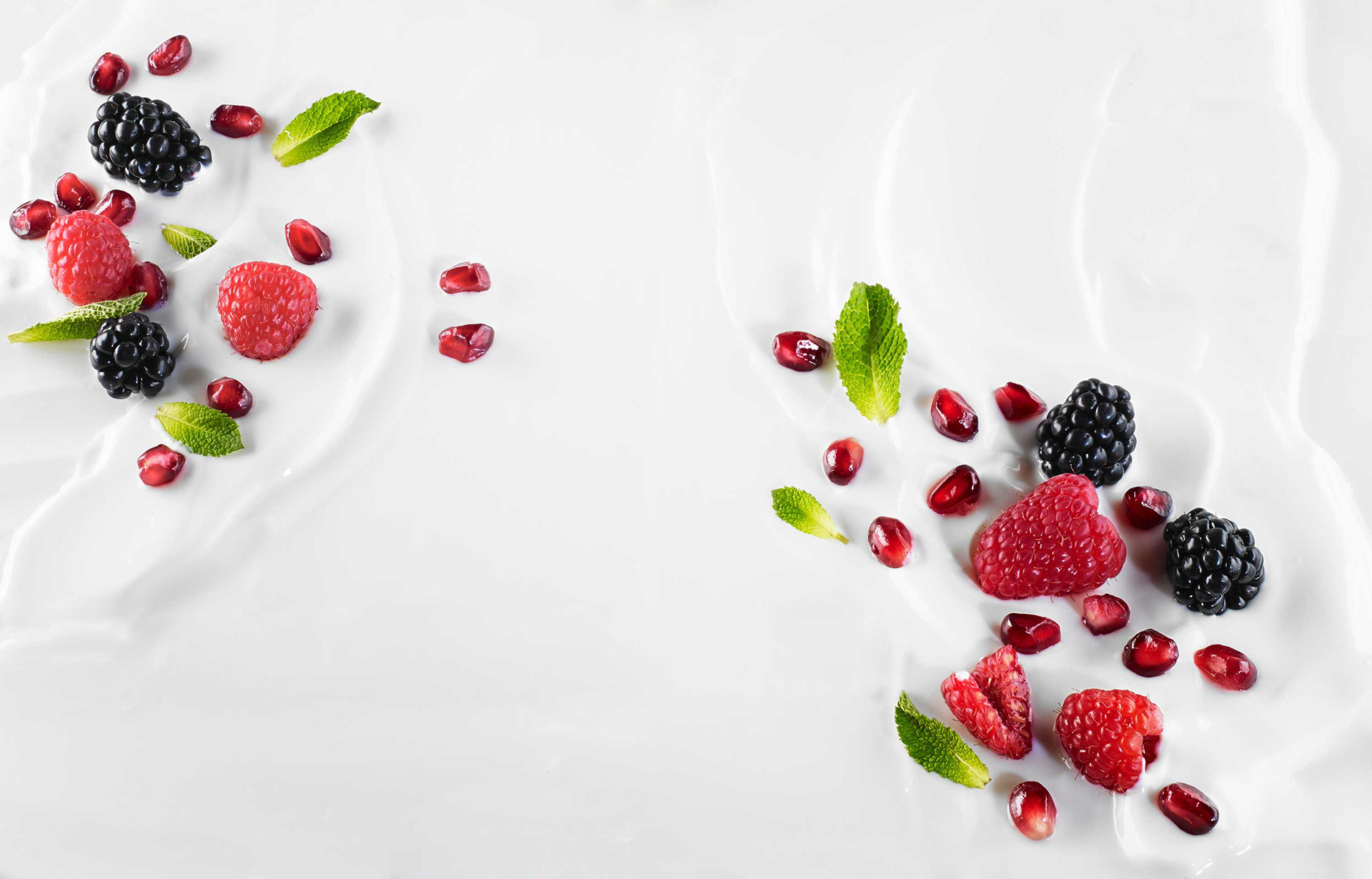 Valkoista jogurttia ja marjoja lähikuvassa