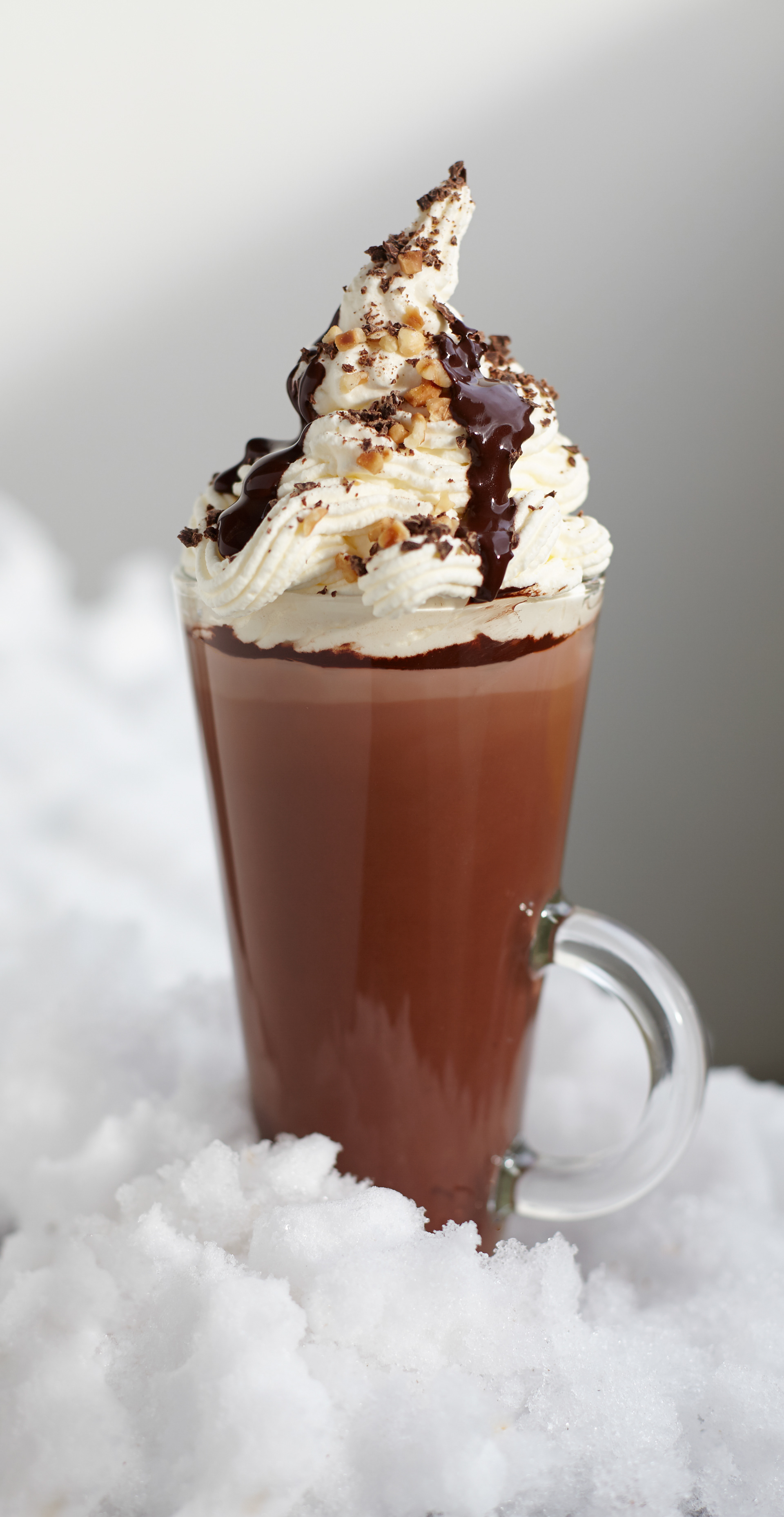 Lasissa kaakaota ja kermavaahtoa