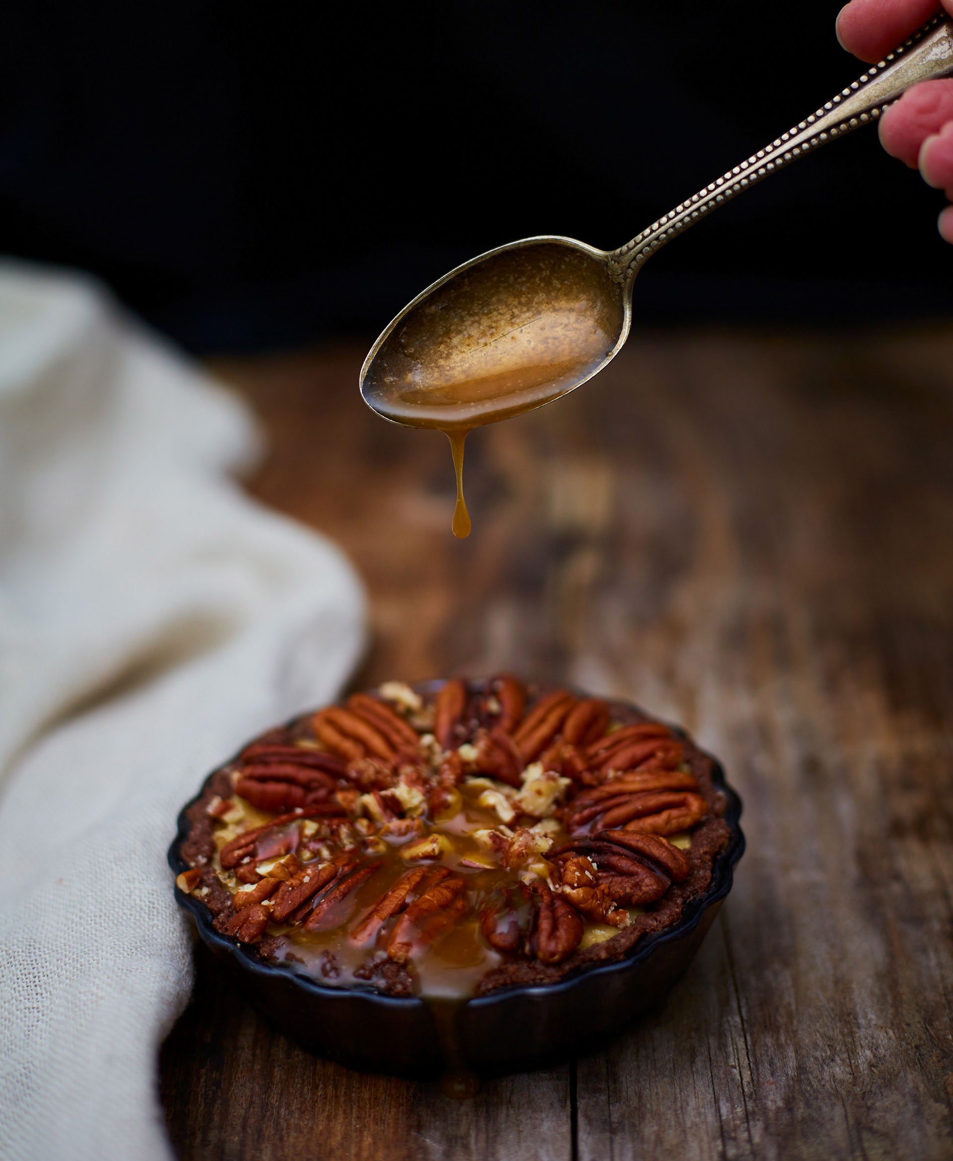 Lähikuva pekaanipiirakasta ja kinuskista